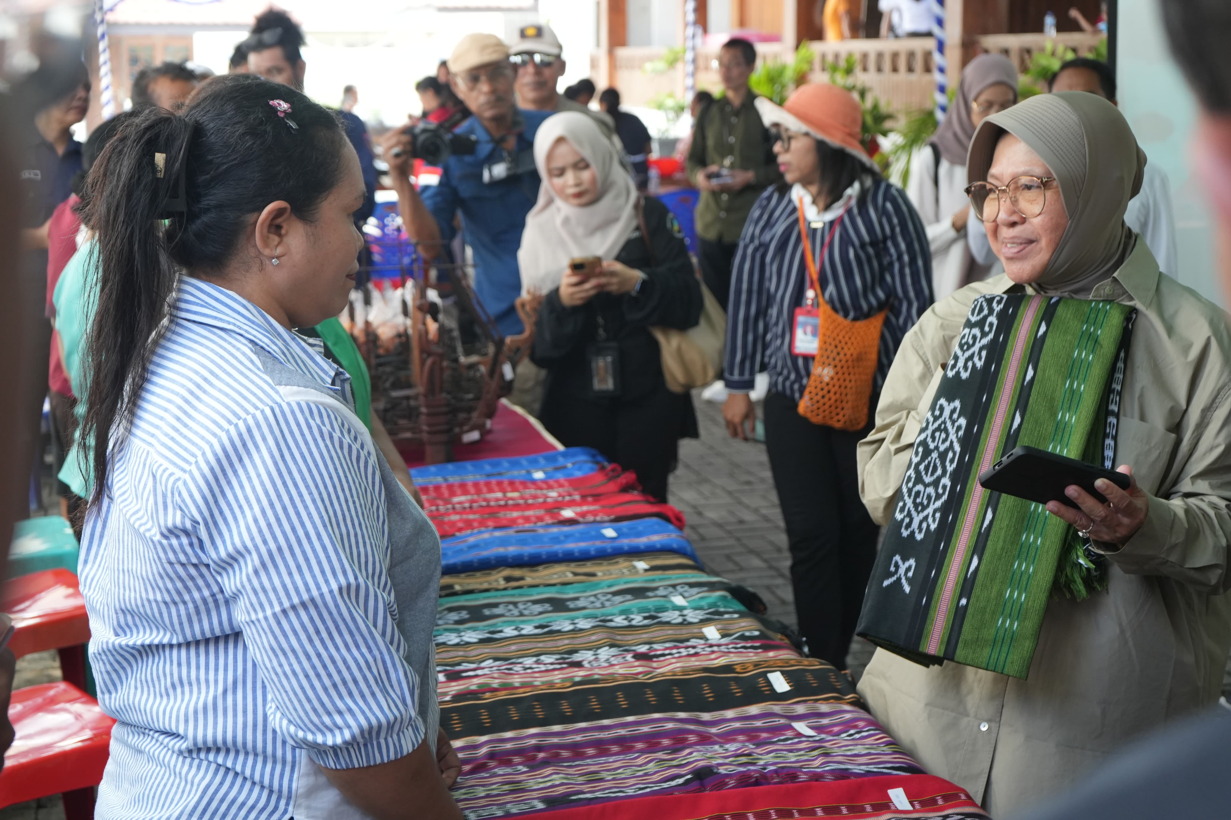 Mensos Risma Berikan Bantuan Pemberdayaan untuk Masyarakat Kepulauan Tanimbar