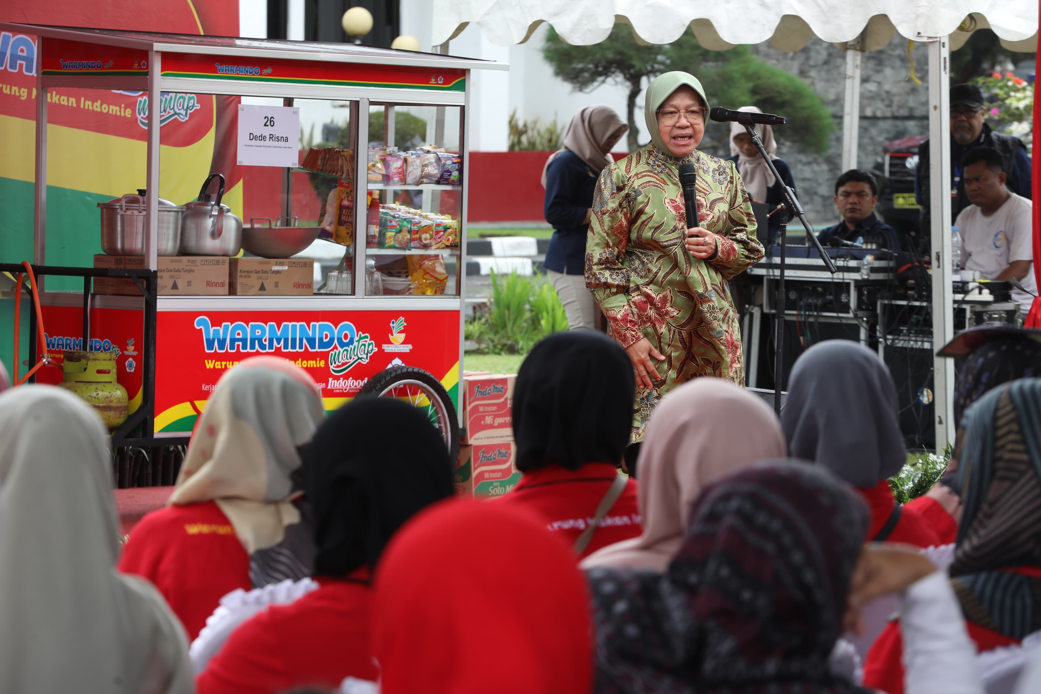 Mensos Risma Berikan 50 Gerobak Wirausaha bagi Keluarga Prasejahtera di Tasikmalaya