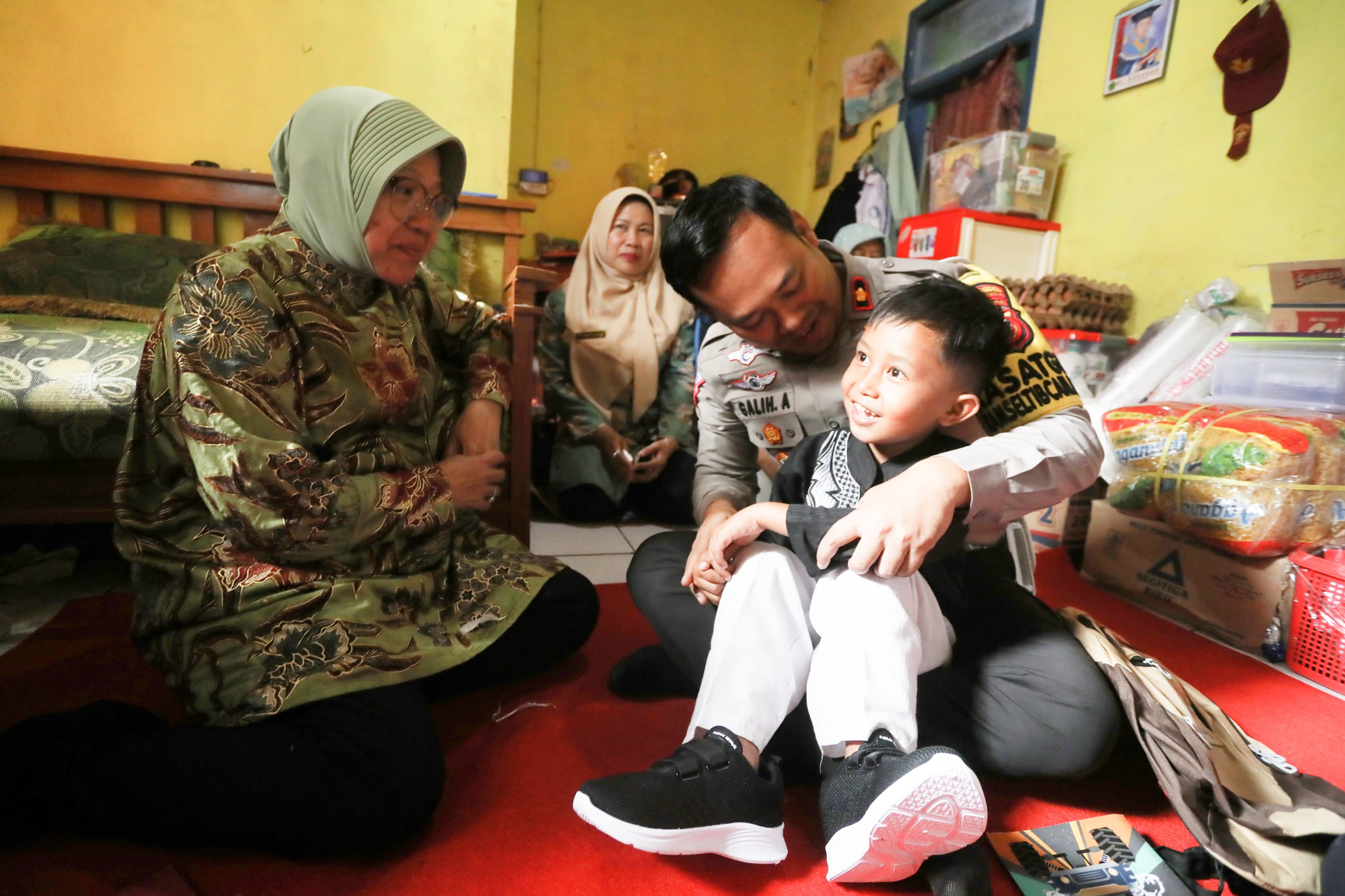 Minister Risma Praises the Courage of Ilham, an Elementary School Student Who Wrote to the Police