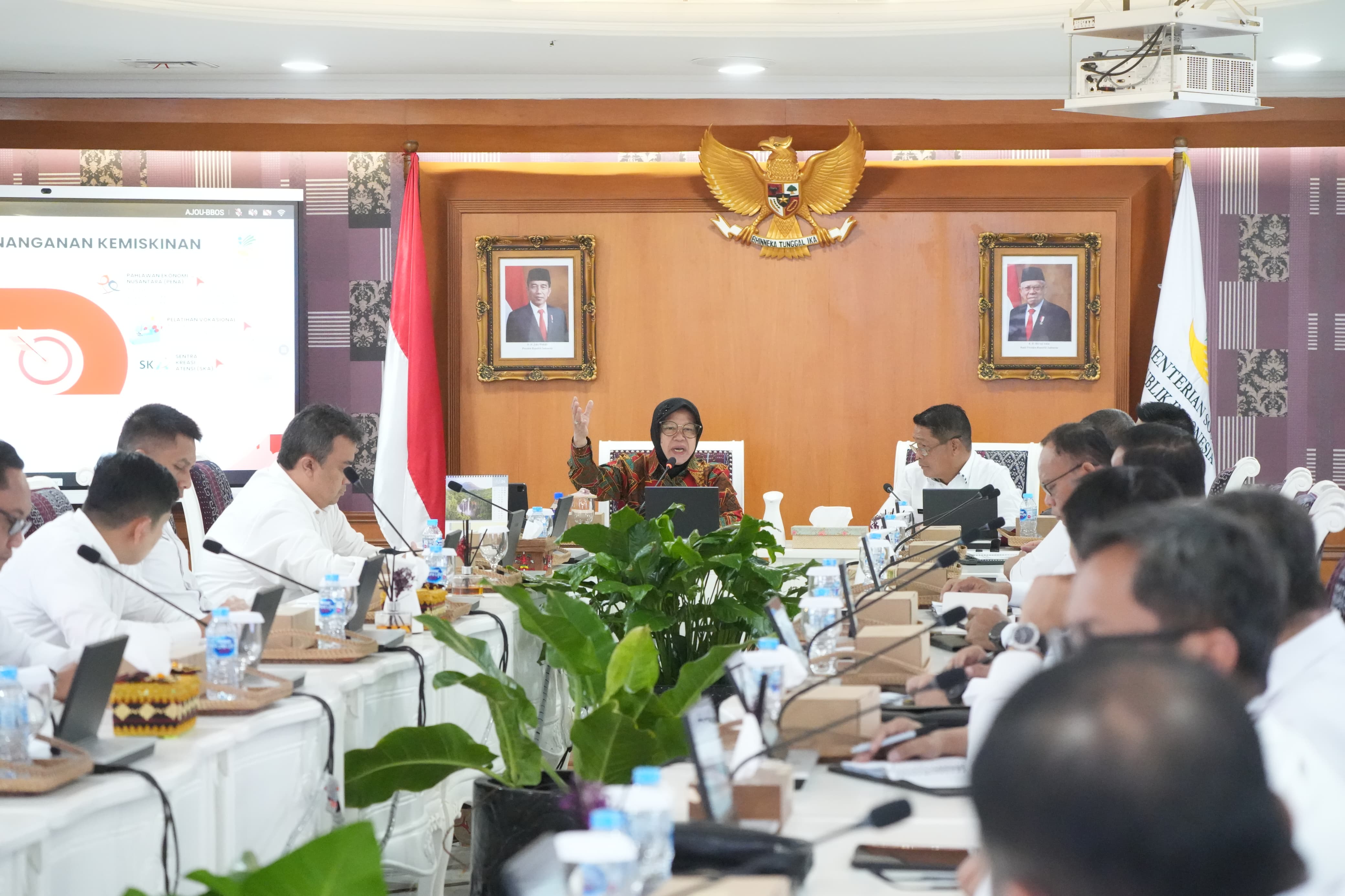 Minister Risma Outlines Border Area Poverty Reduction Strategies to Police Officers