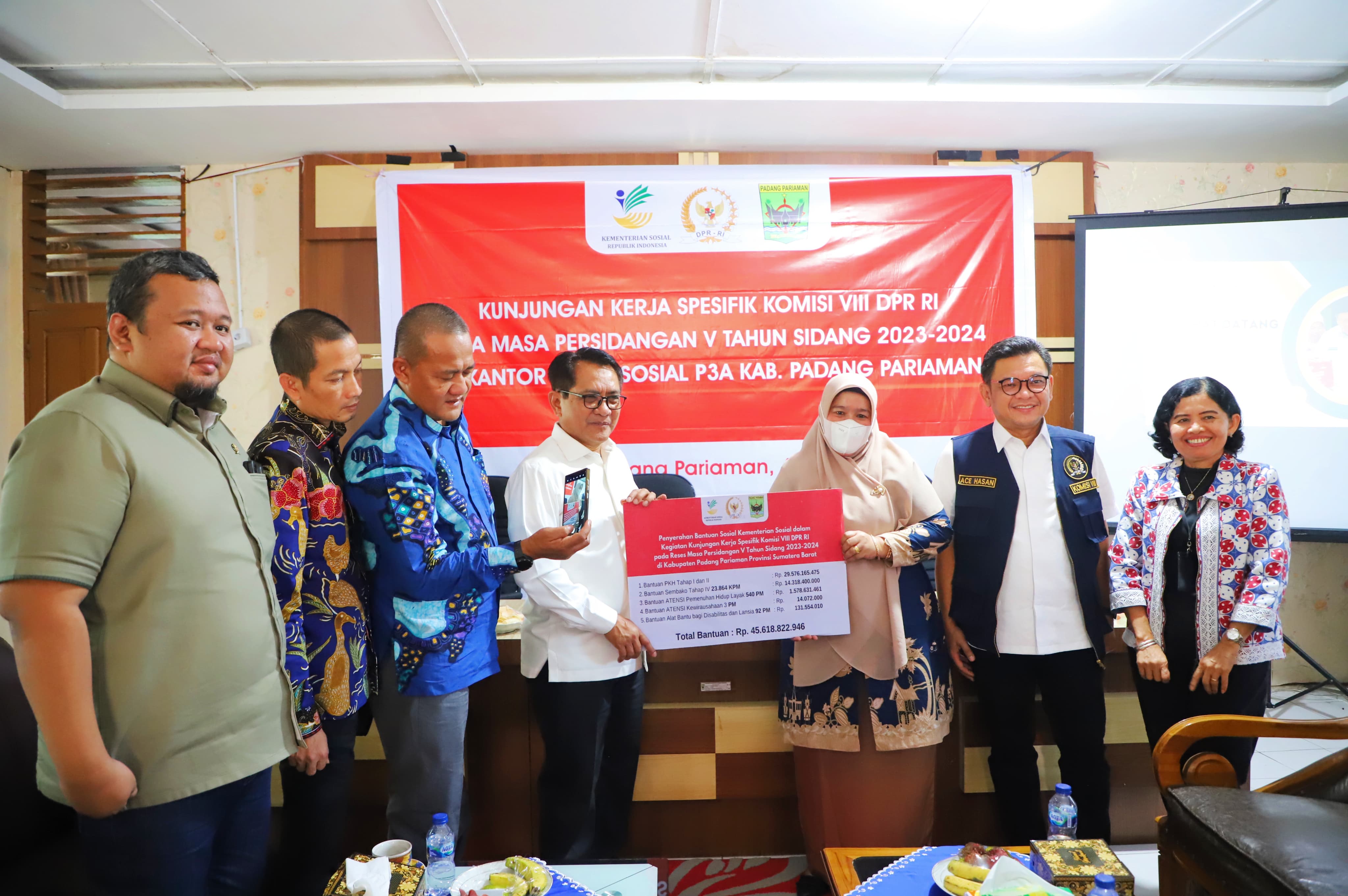 Ministry of Social Affairs Distributes Social Assistance Worth IDR53 Billion to West Sumatera Province