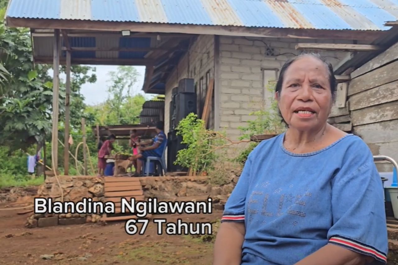 The Integrated Clean Water Installation from the Ministry of Social Affairs Makes It Easier for Mamak Blandina to Obtain Clean Water