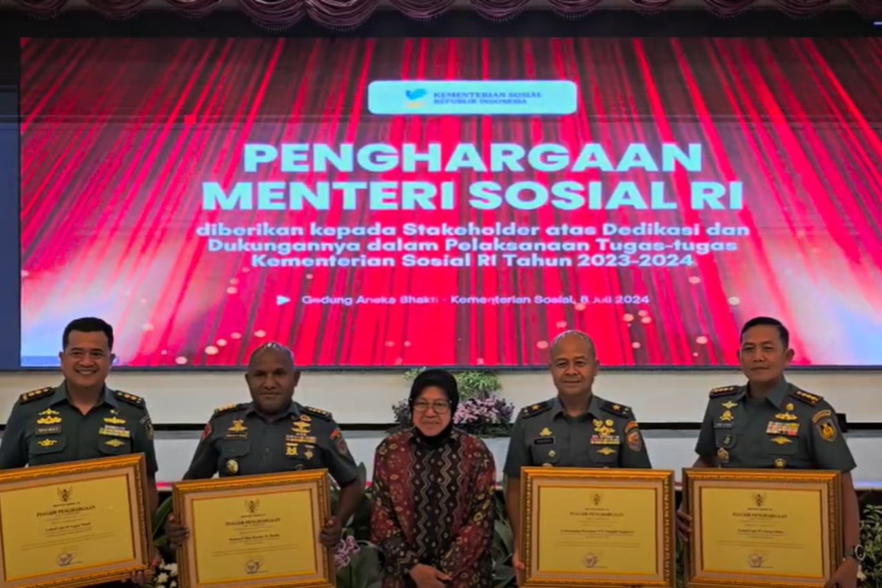 Minister of Social Affairs Risma Expressed Appreciation to a Number of Meritorious Stakeholders