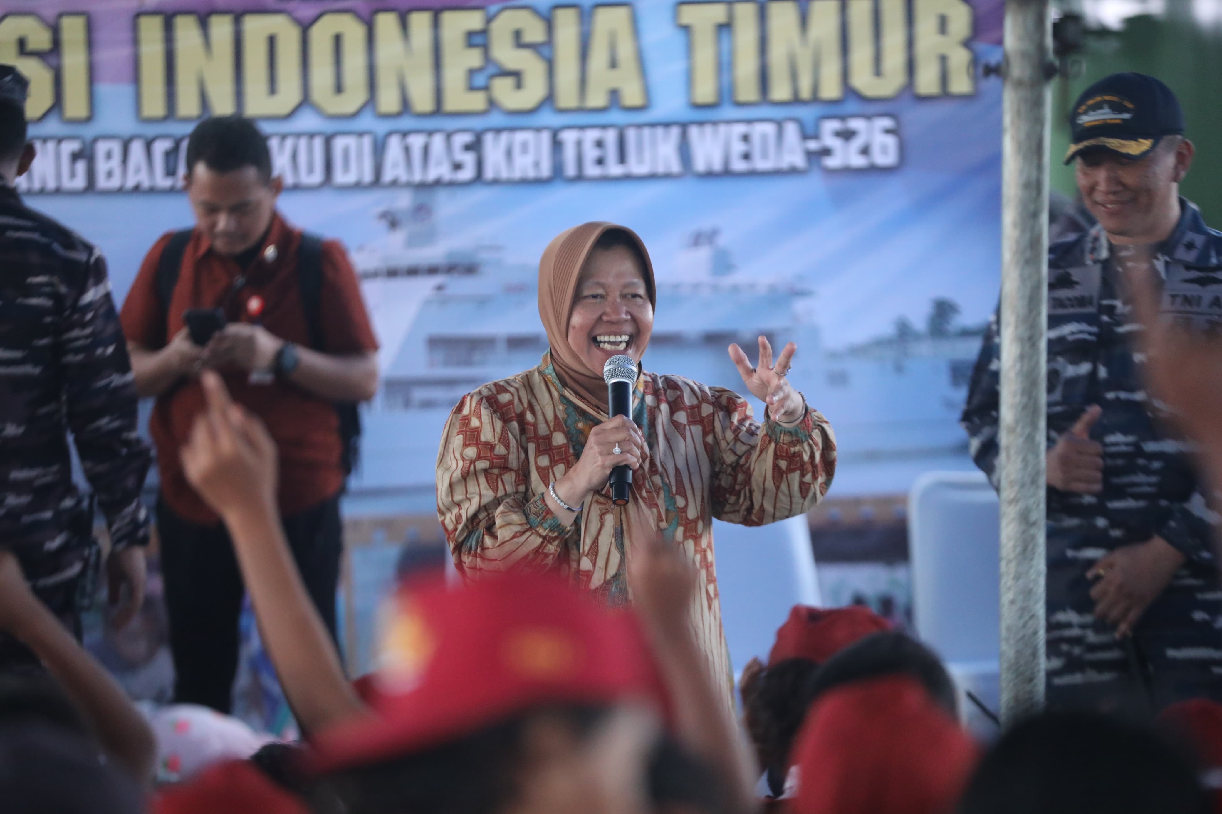 Mensos Risma “Launching” Perpustakaan Terapung di KRI Teluk Weda-526