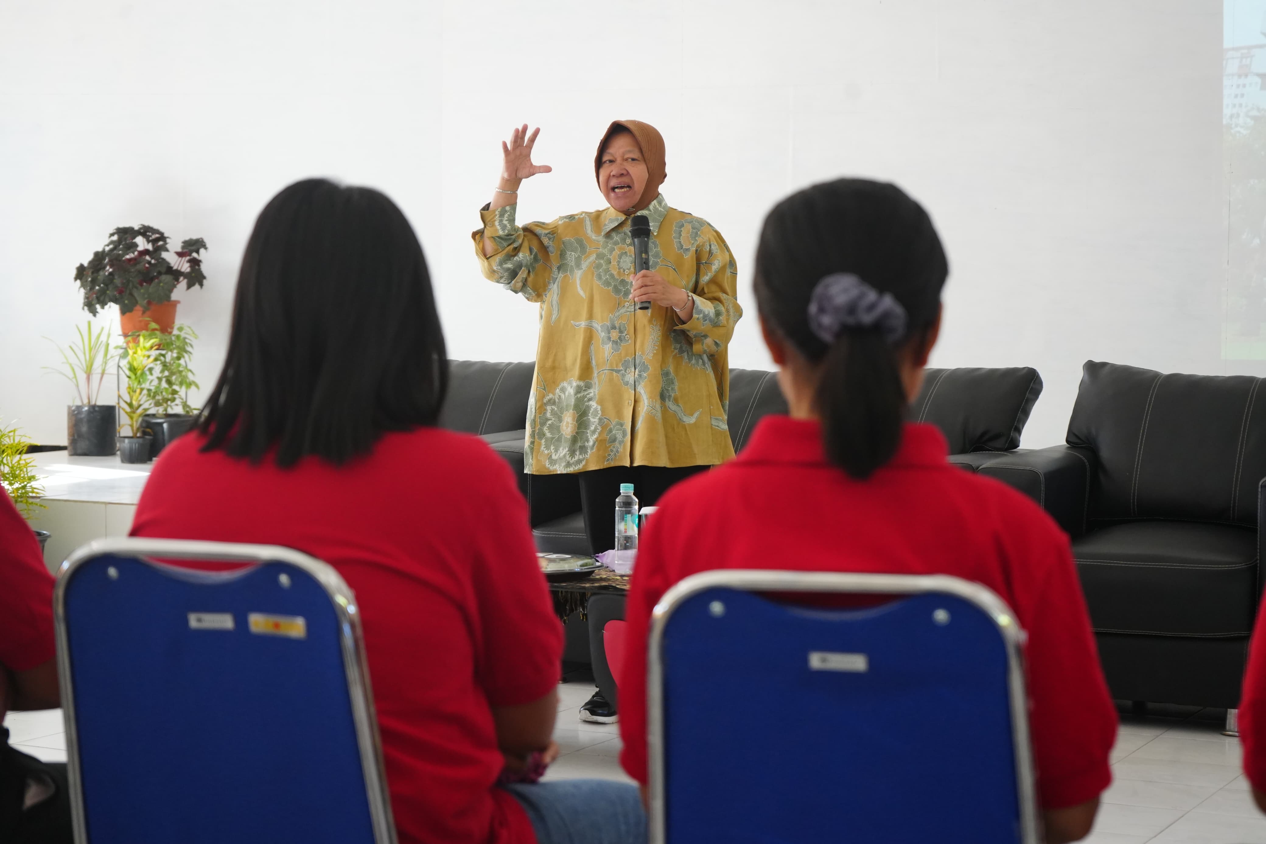 Di Hadapan 18 Korban TPPO, Mensos Risma: Siapapun Bisa Sukses