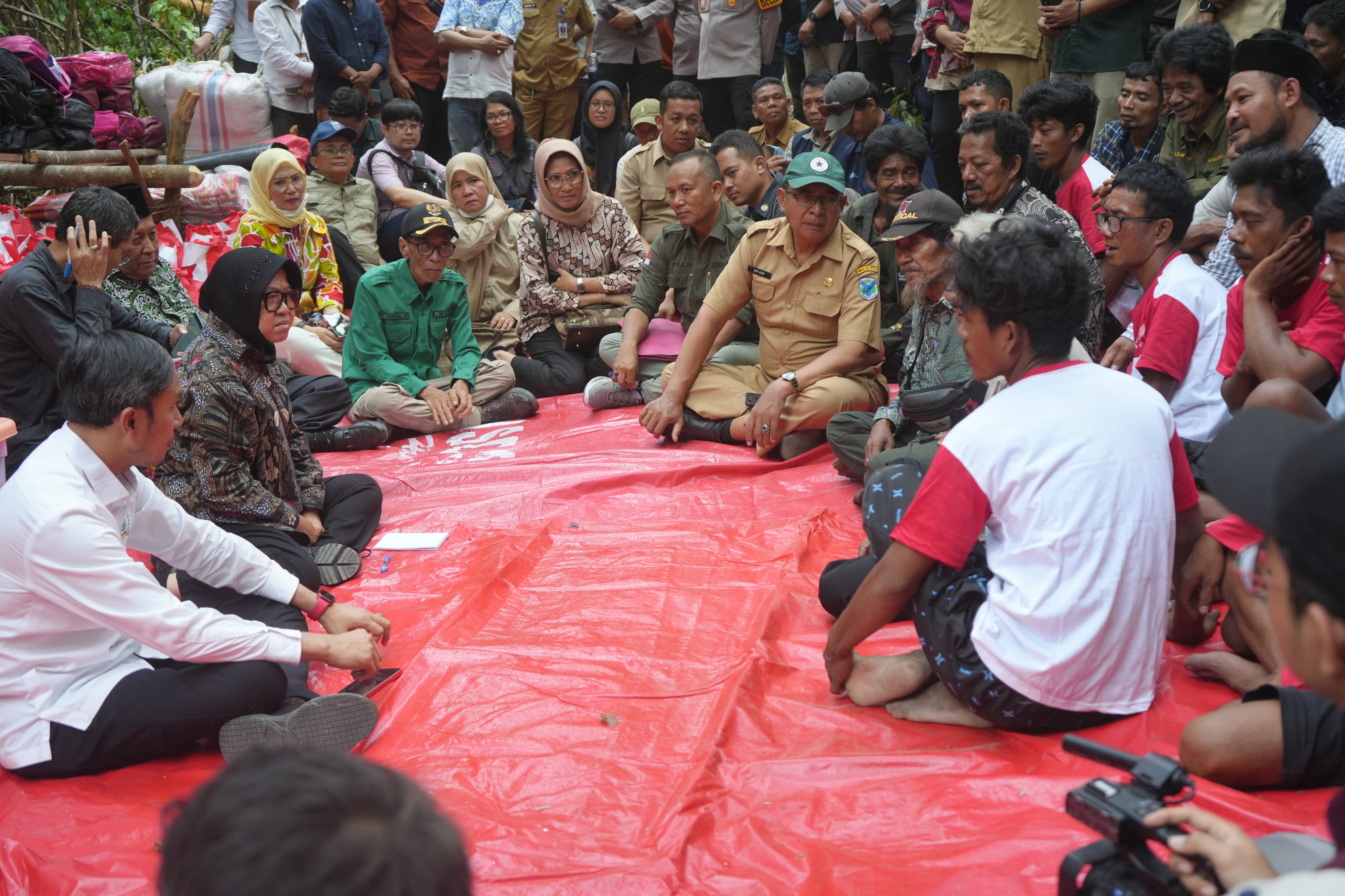 Mensos Tempuh Medan Berat Temui Suku Anak Dalam, Begini Penanganannya