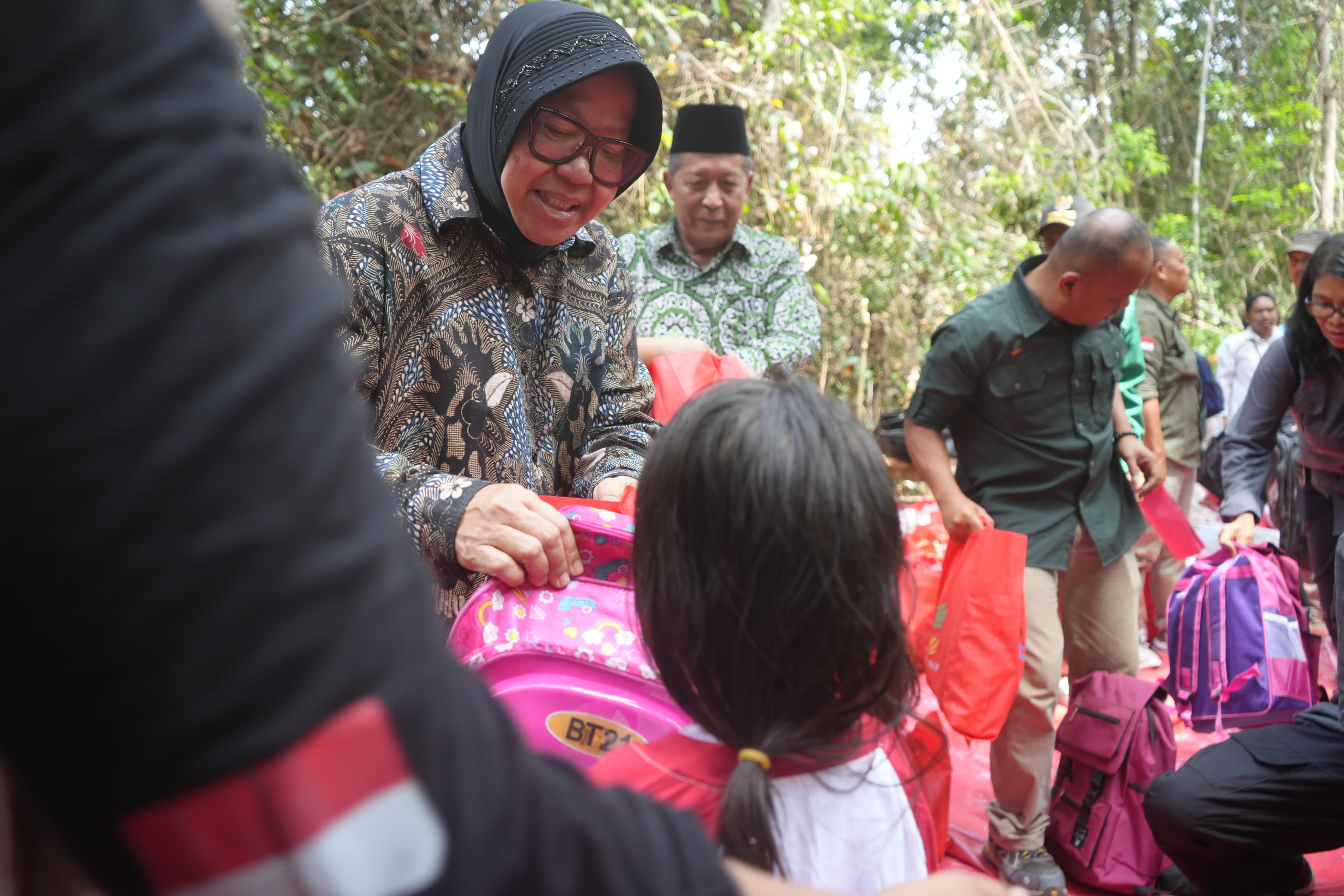 Minister of Social Affairs Risma Appreciates Volunteer to Teach Suku Anak Dalam