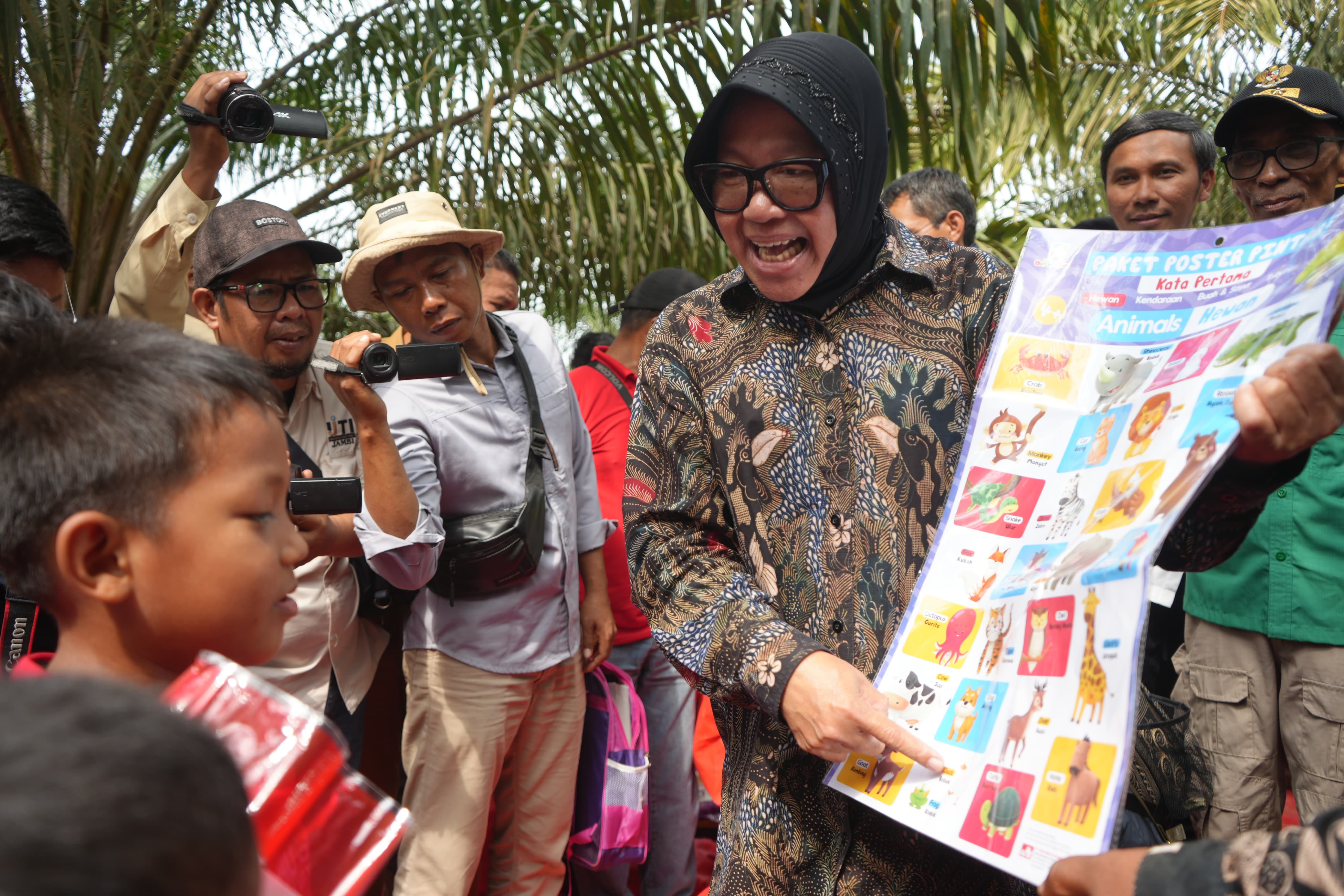 Minister Risma Offers Solutions Based on the Traditions of Suku Anak Dalam