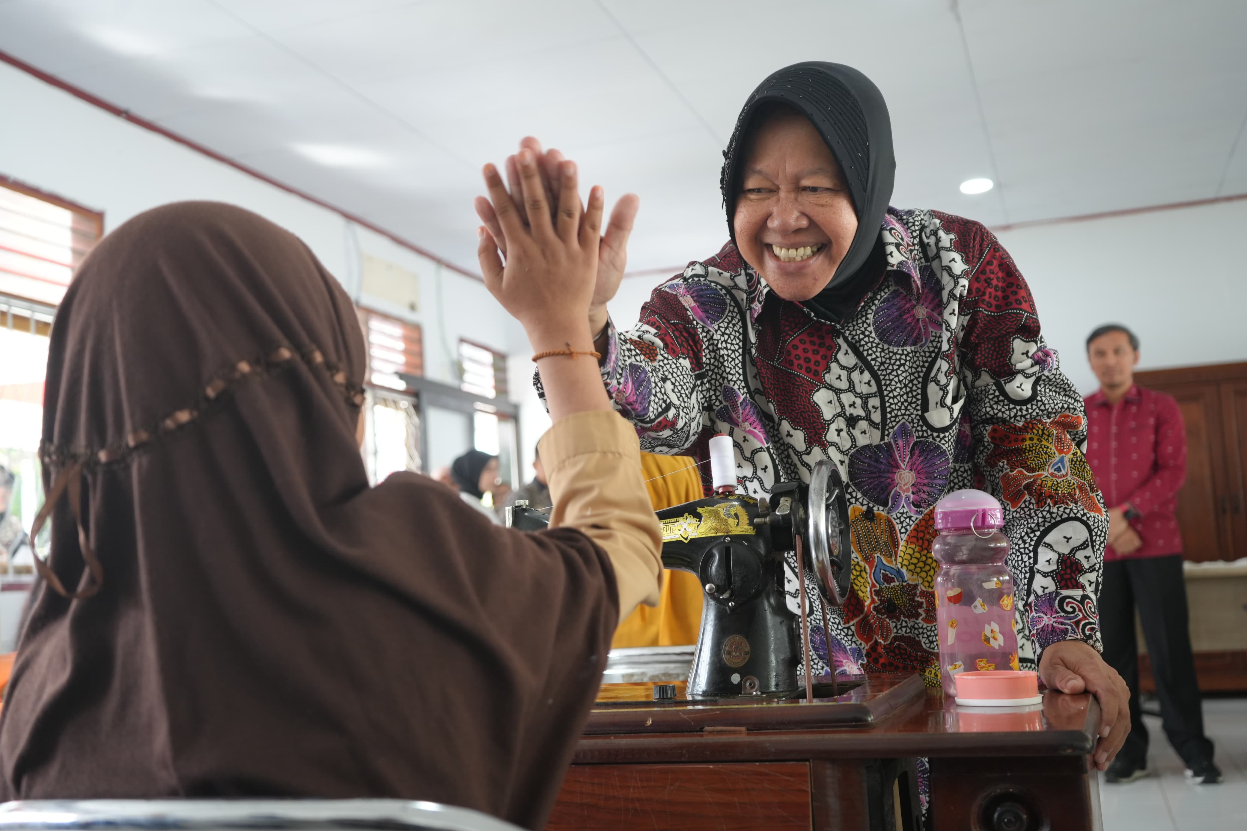 Minister Risma Assures Beneficiaries Can Achieve a Successful Future