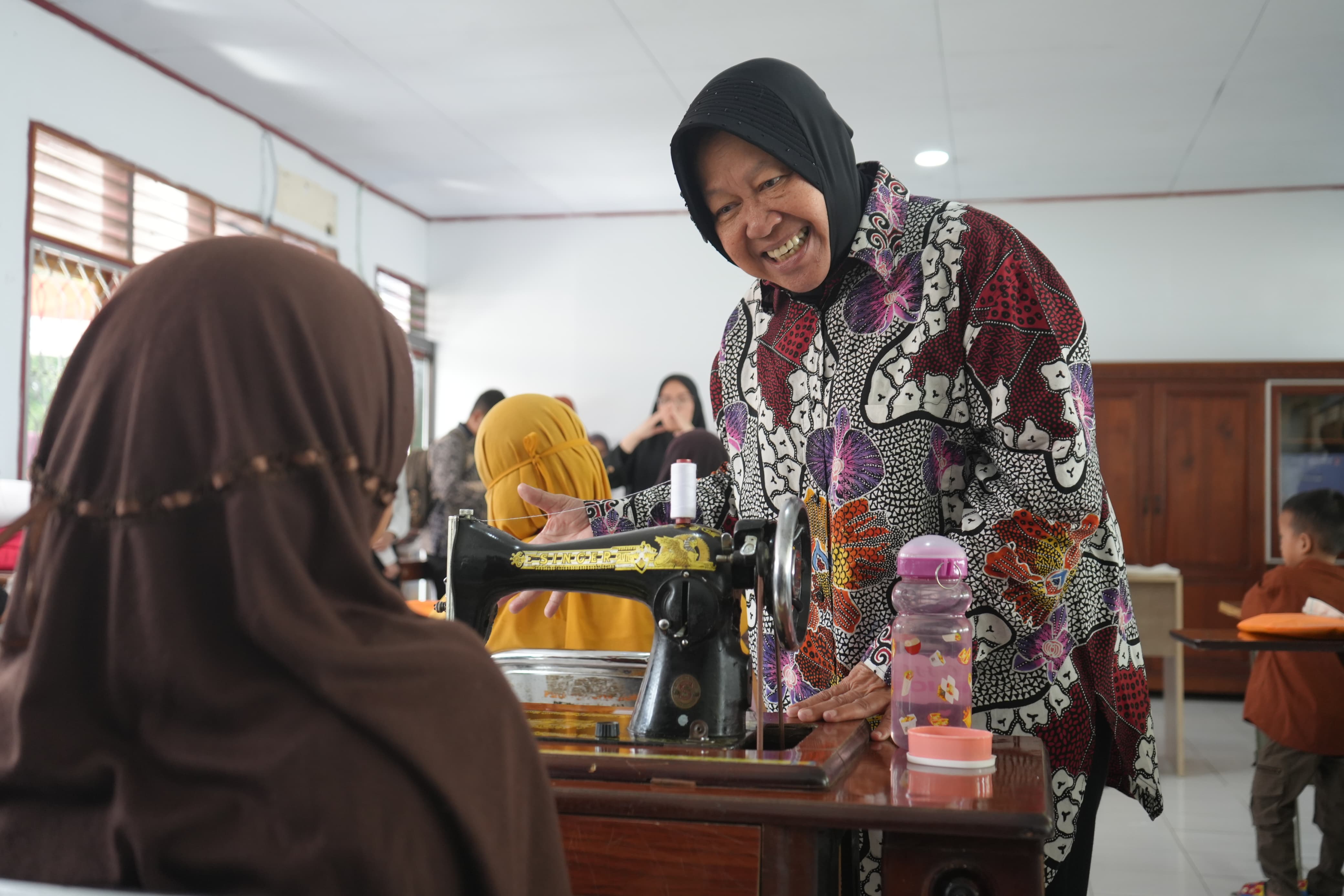 Social Affairs Minister Risma Encourages Beneficiaries at Alyatama Center in Jambi