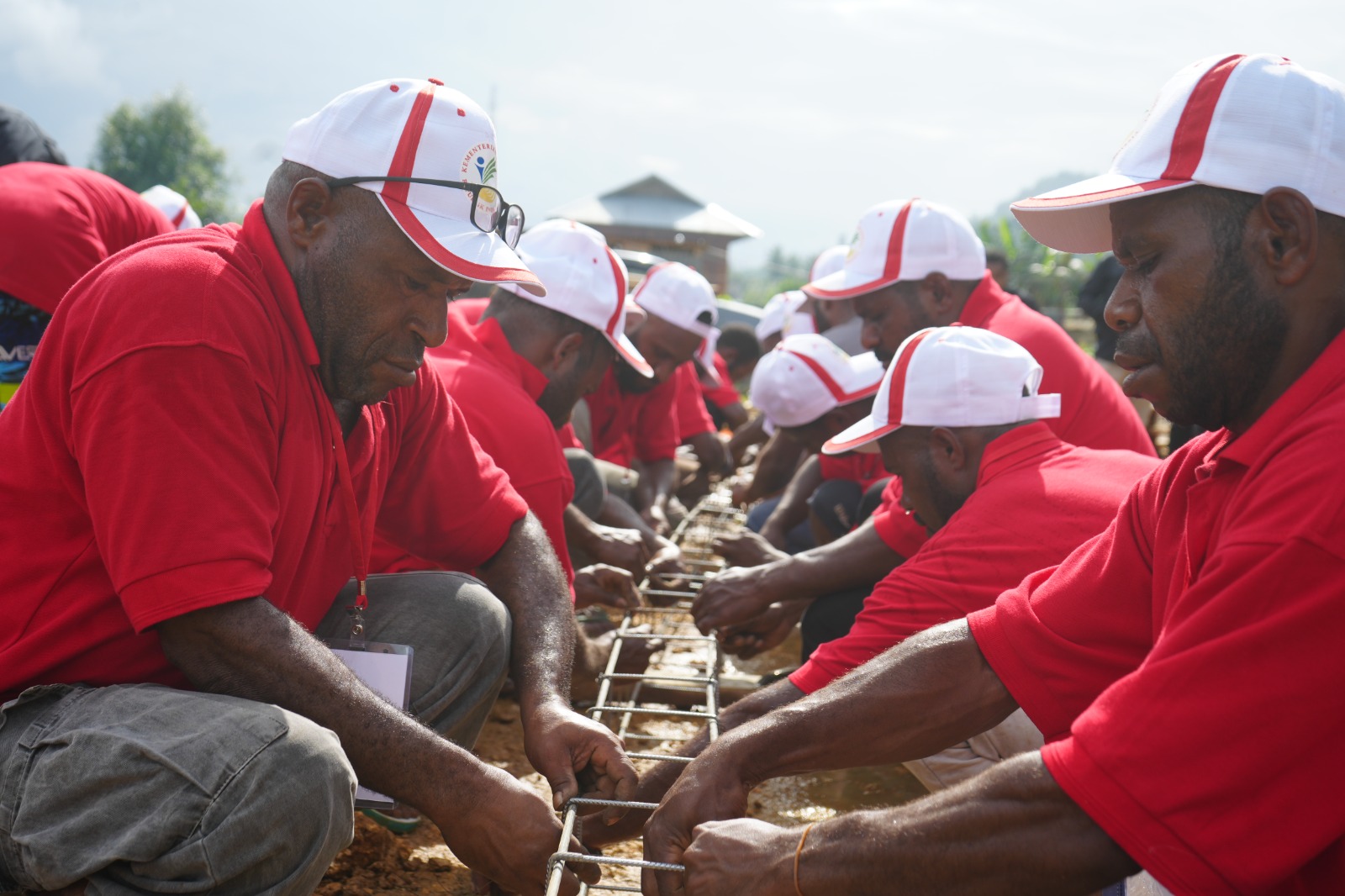 Mensos Risma Libatkan Masyarakat Membuat Rumah Knock Down di Papua