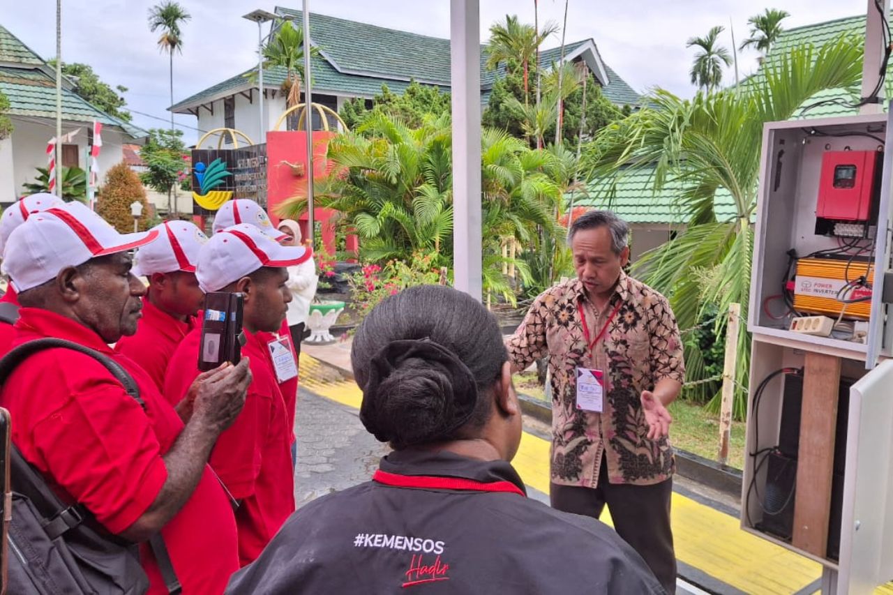 Minister Risma Trains 14 Papuans to Master Charging Station and E-Trail Motorcycle Technology