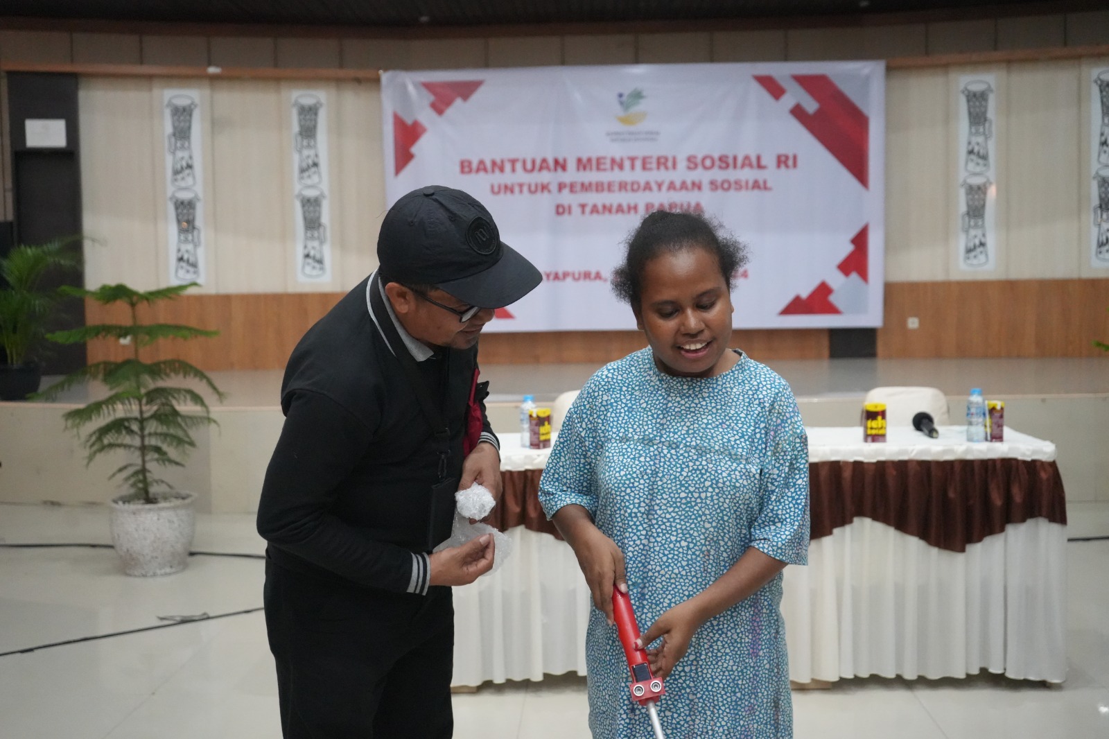 Minister Risma Gives More Attention to Papuan Communities by Distributing Various Assistance