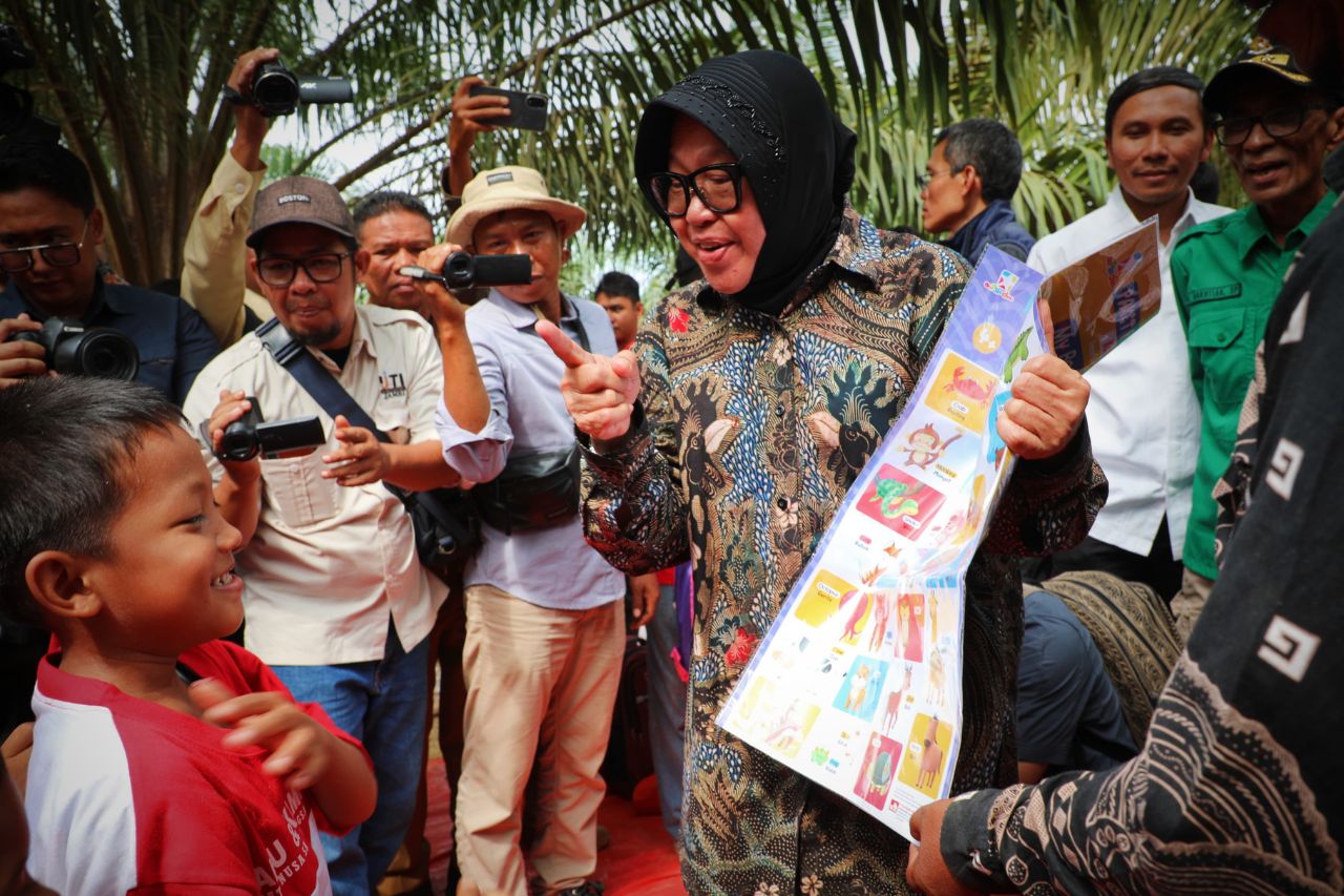 Mensos Risma Rayakan Hari Kemerdekaan Bersama Suku Anak Dalam Jambi