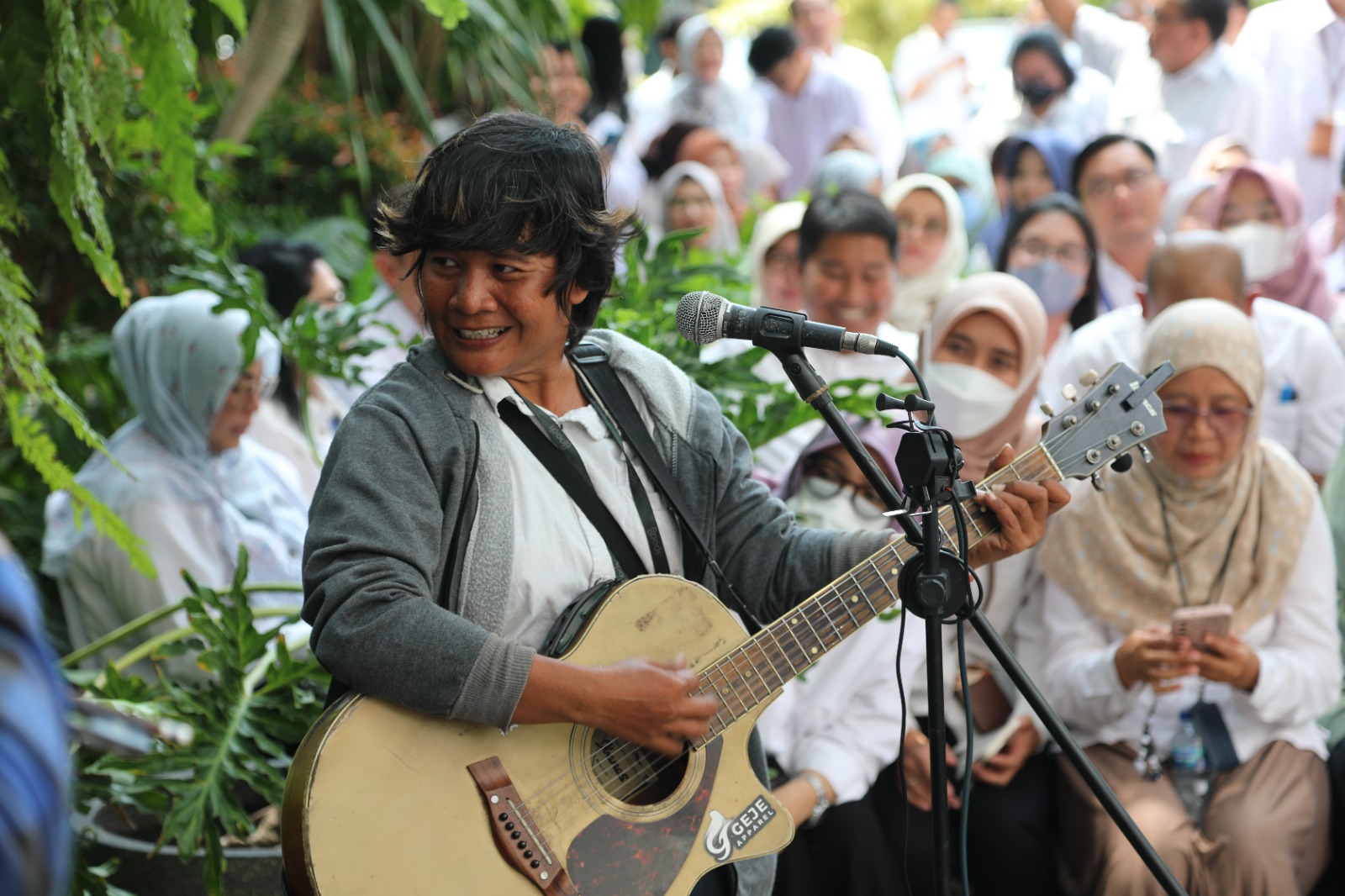 Keseruan Mini Konser Musisi Jalanan di Hadapan Mensos Risma