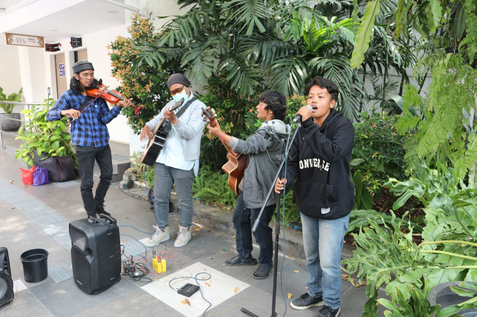 Street Musicians Feel Like Dreaming When Asked to Perform in Front of Social Affairs Minister Risma