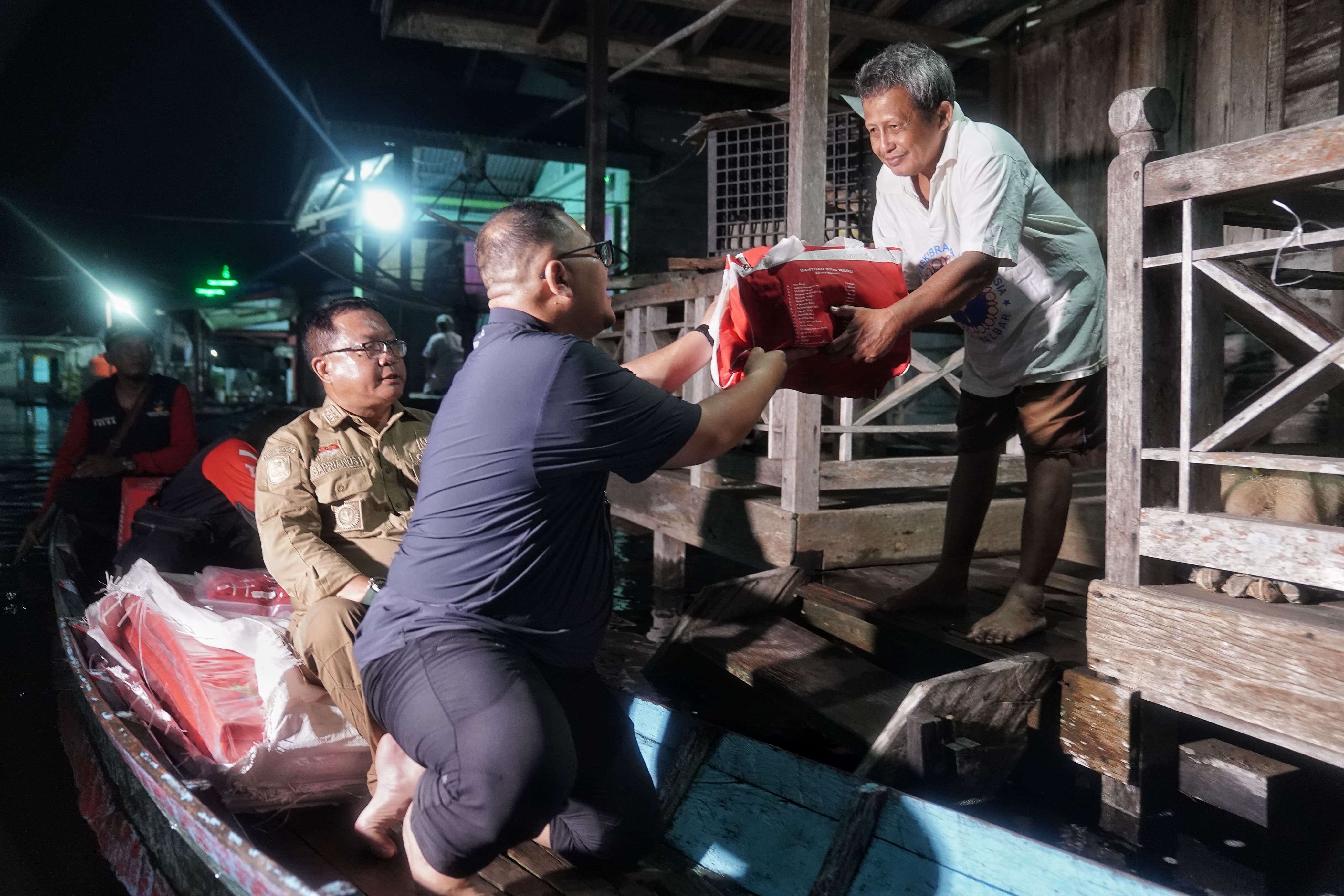 Mensos Risma Kerahkan Jajarannya Salurkan Bantuan untuk Korban Banjir di Sanggau Kalbar