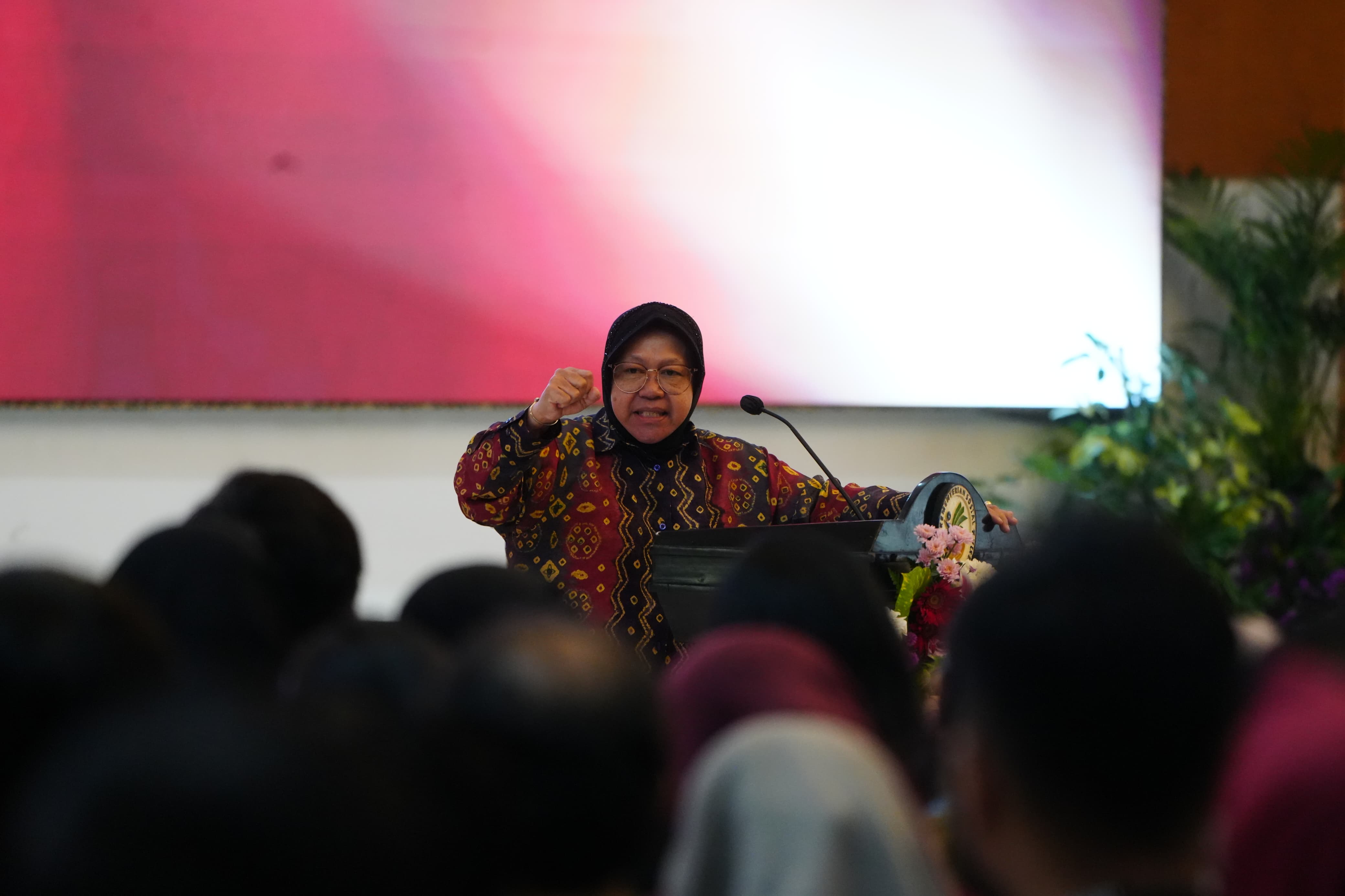 Social Affairs Minister Risma Directive to Employees within the Indonesian Ministry of Social Affairs