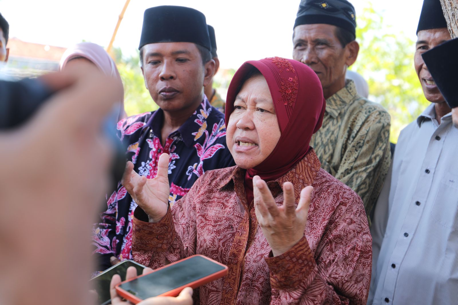 Mensos Risma Beri Bantuan Air Bersih dan Mesin Pengolah Garam di Pamekasan