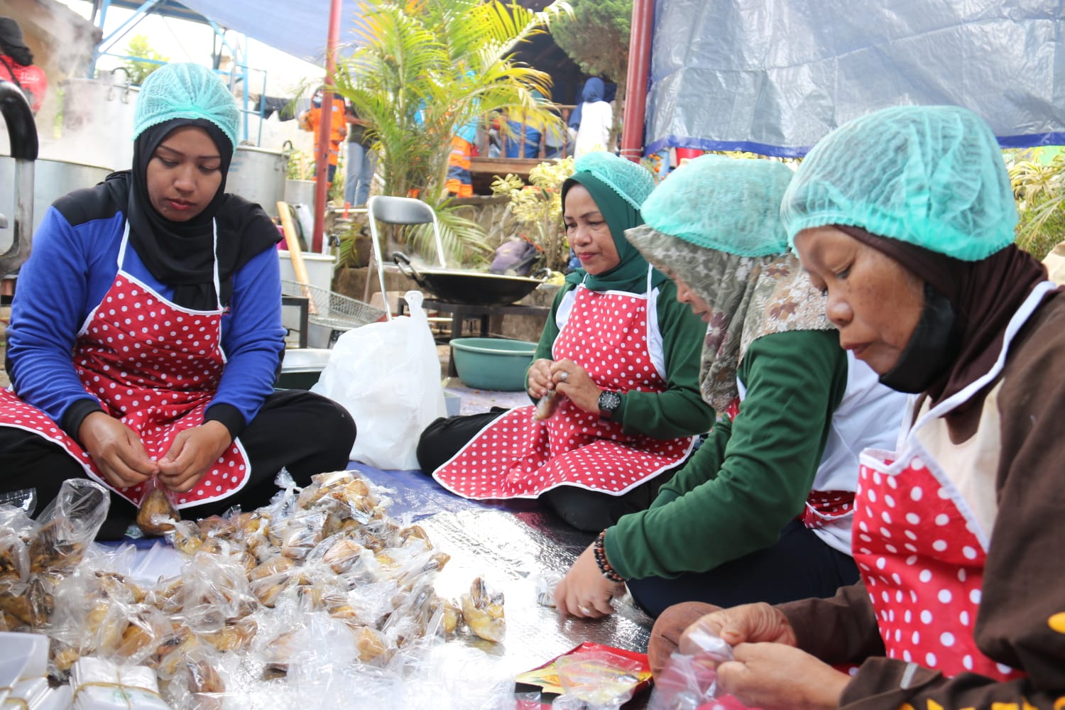 Dapur Umum Kemensos Jangkau Ribuan Warga di 5 Desa Terdampak Gempa Bandung