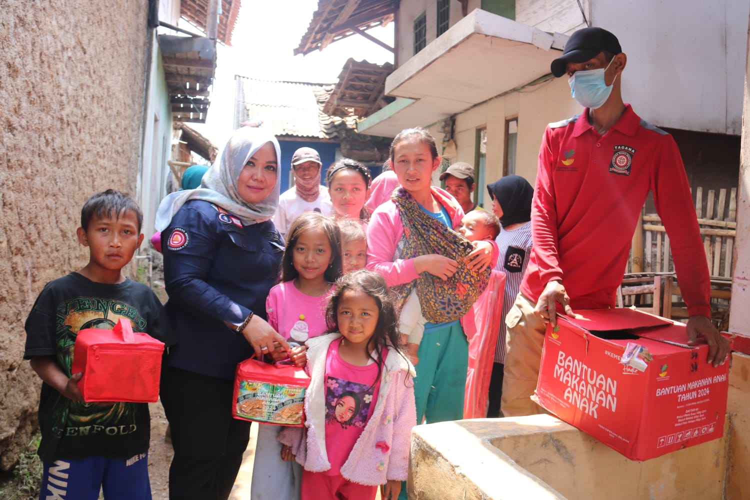 Ministry of Social Affairs Confirms No More Bandung Earthquake Victims Consuming Cassava in Evacuation Camps