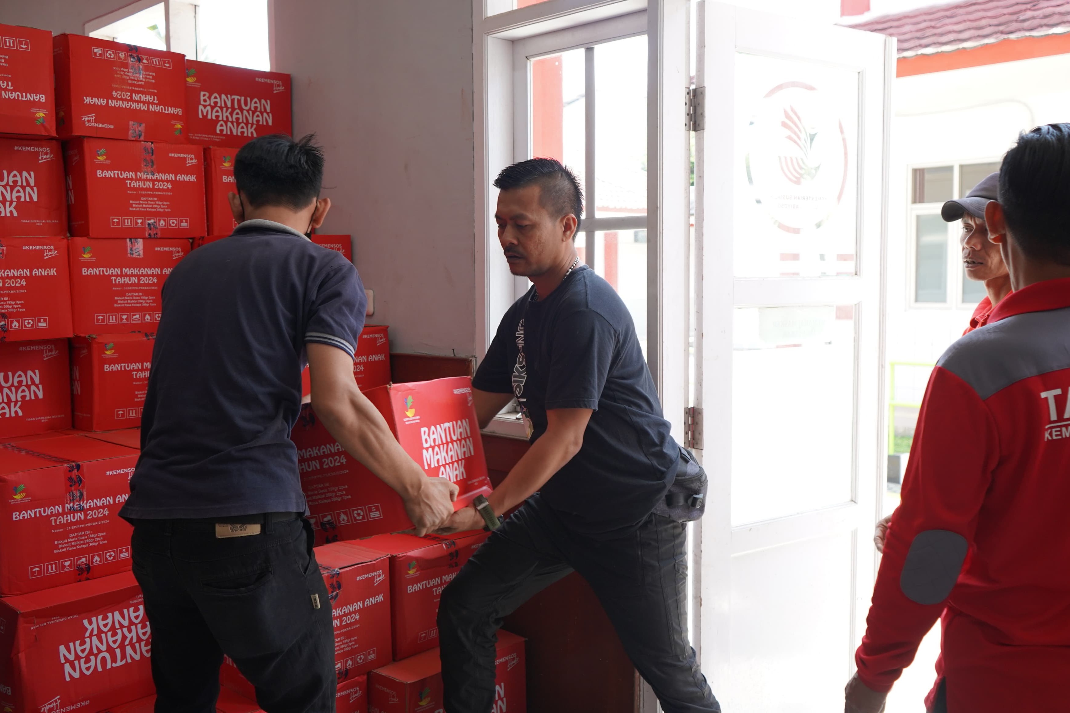 Ministry of Social Affairs Distributes IDR 2.4 Billion to Bandung Earthquake Victims