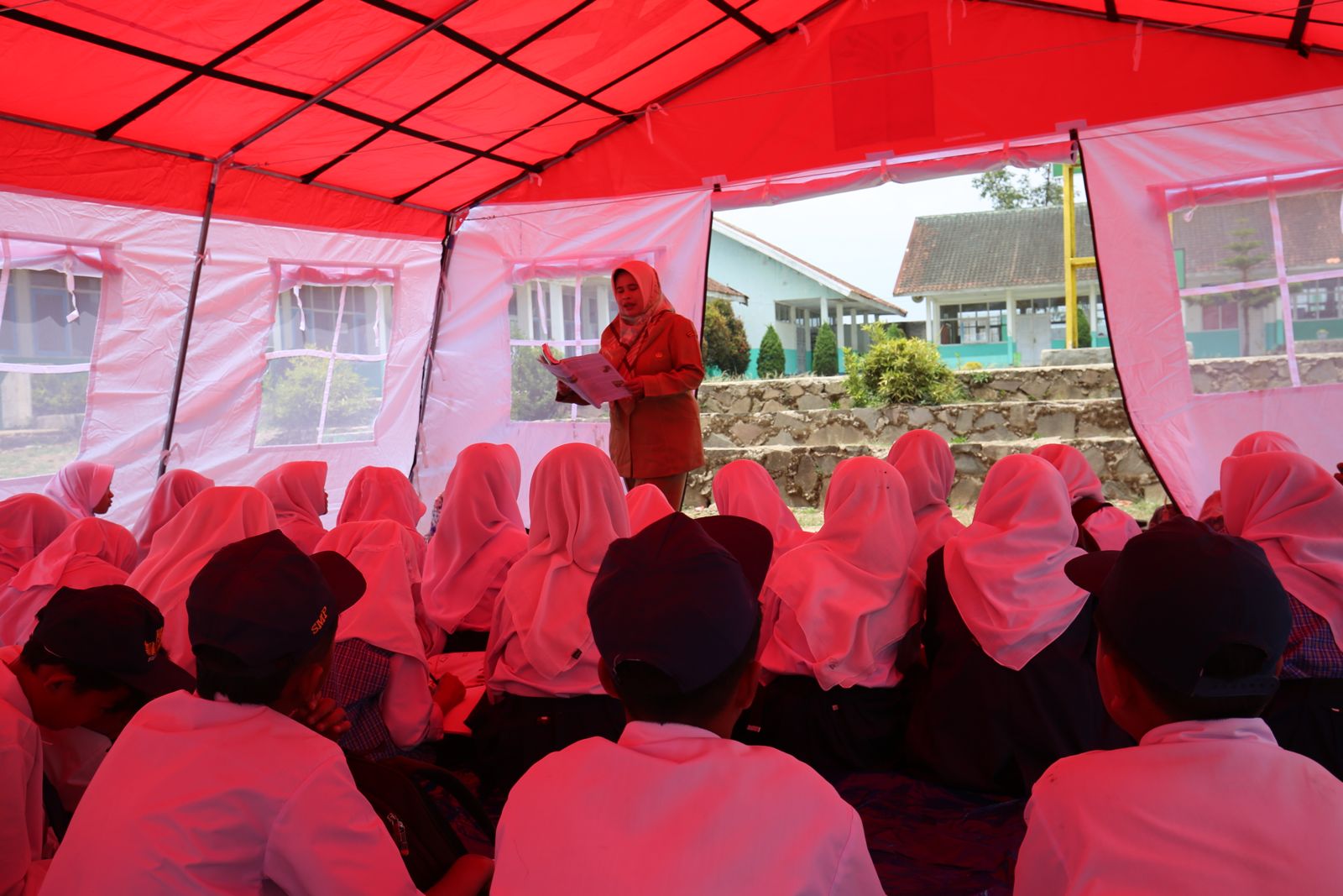 Kemensos Dirikan Sekolah Darurat Bagi Penyintas Gempa Kabupaten Bandung