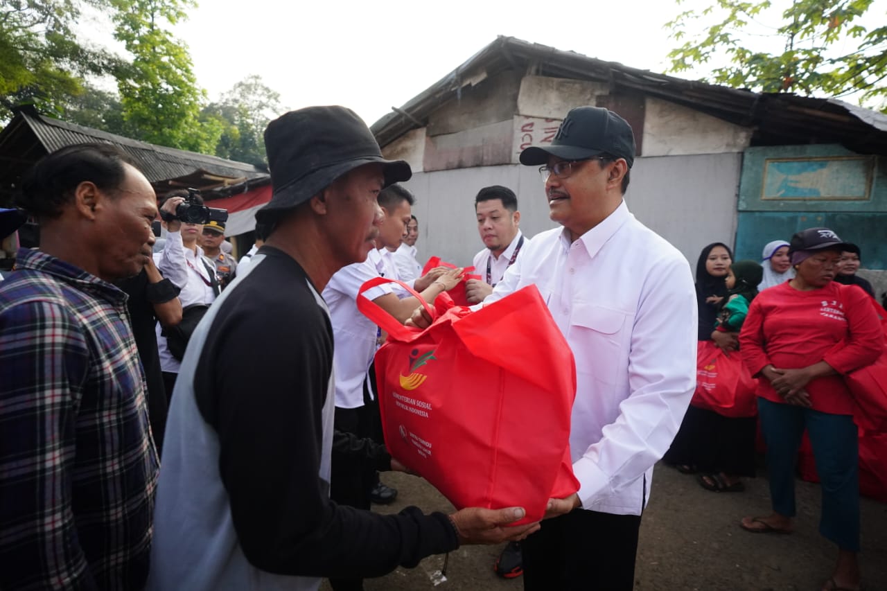 Mensos Serahkan Bantuan Sosial di TPST Bantar Gebang