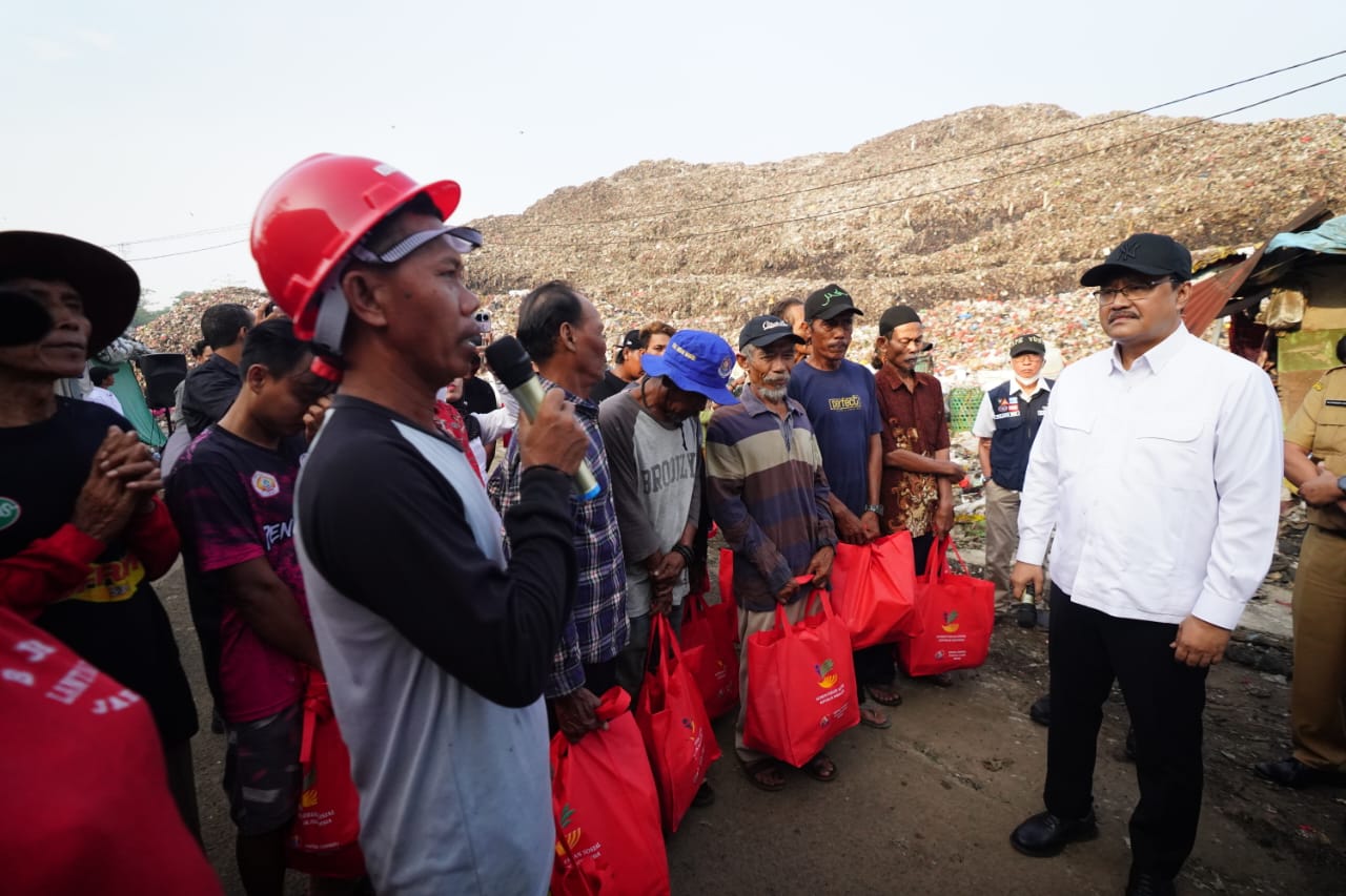 Mensos Saifullah Yusuf Berikan Bantuan Rp650 Miliar kepada Ribuan Pemulung Bantargebang, Bekasi