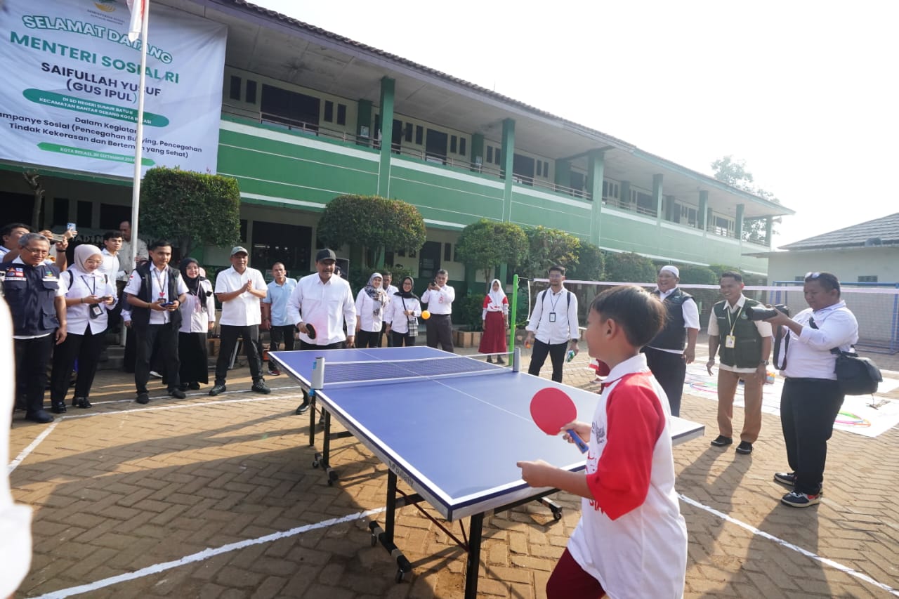 Gus Ipul Plays Table Tennis with Top Students During Visit to Bantar Gebang