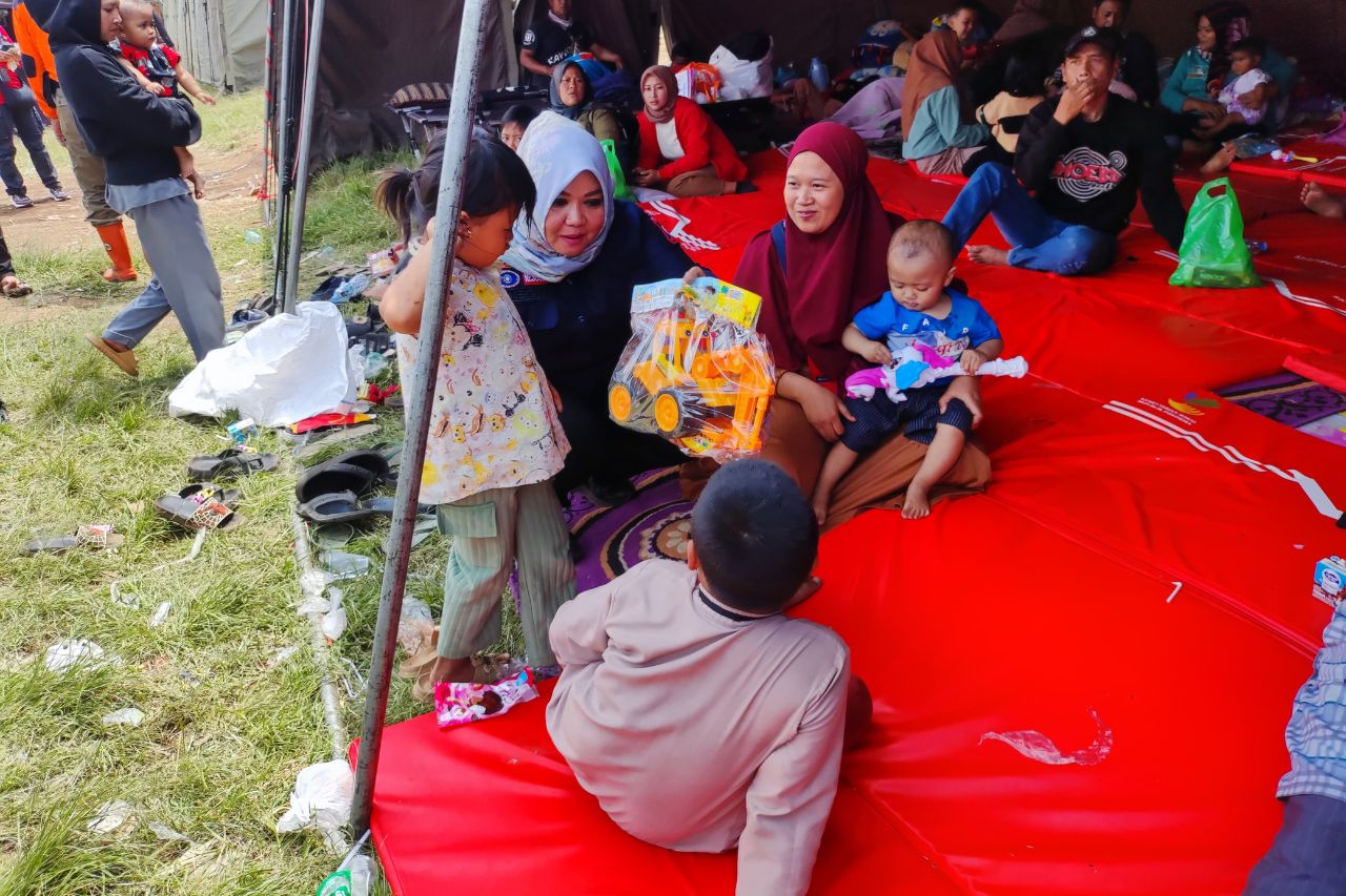 Day 3 Post-Earthquake, Ministry of Social Affairs Continues to Serve the Needs of Thousands of Refugees in Bandung