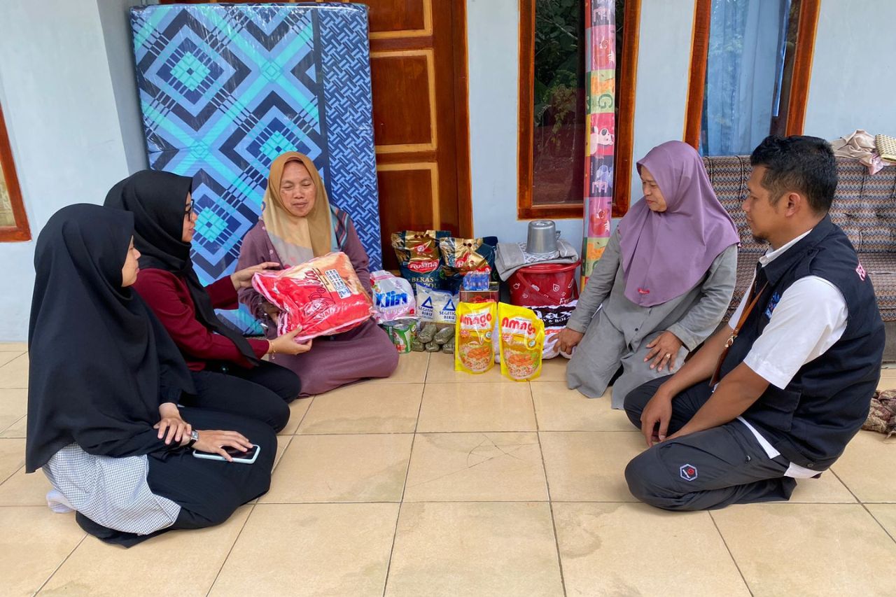 Kerahkan Jajaran, Mensos Saifullah Berikan Bantuan pada Penyandang Disabilitas Ganda di Ciamis