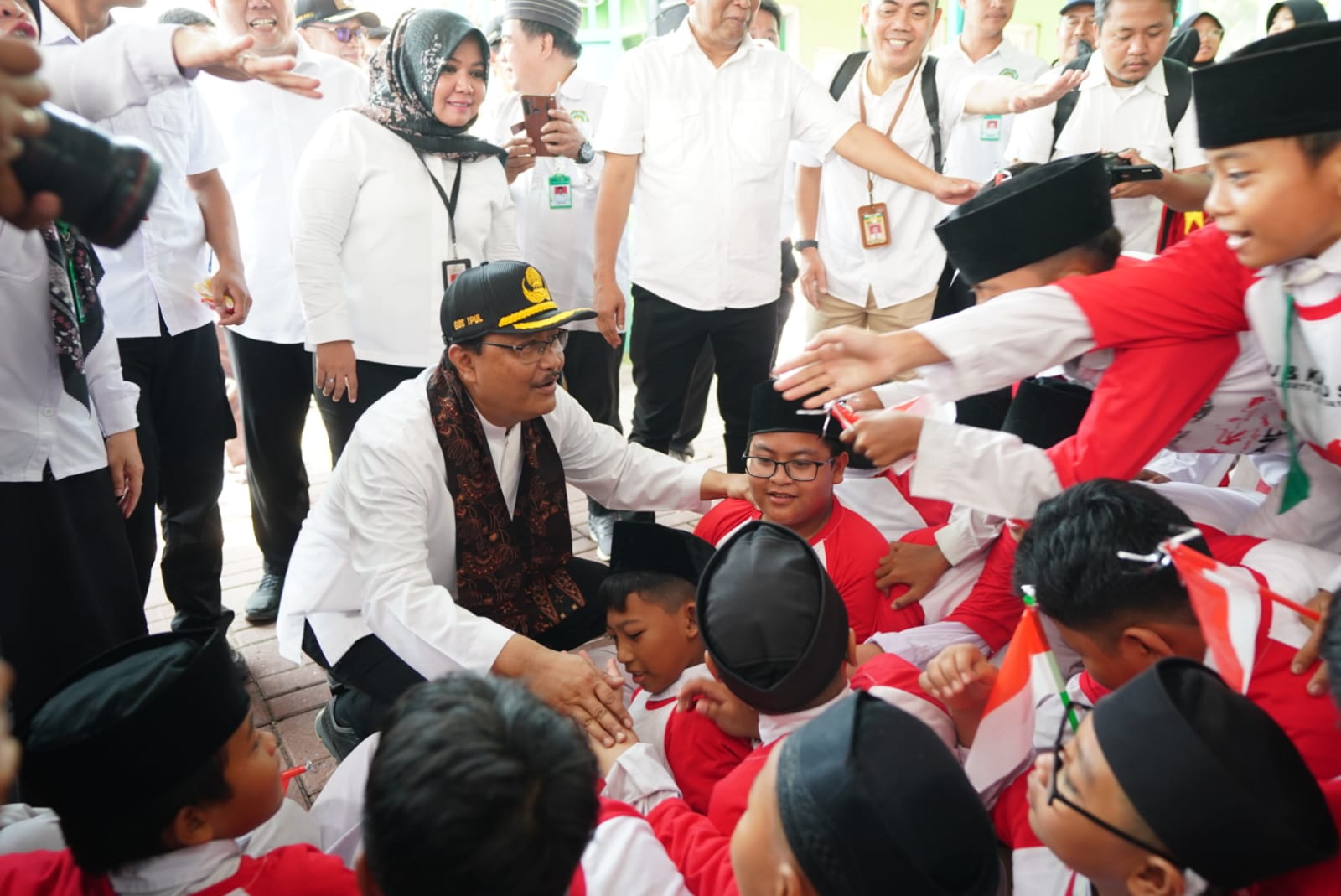 MI Students in Ciracas Very Happy to Get Sports Equipment from Social Affairs Minister