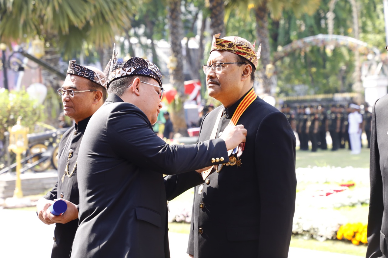 Gus Ipul Receives JBMB Emas Award from East Java Provincial Government