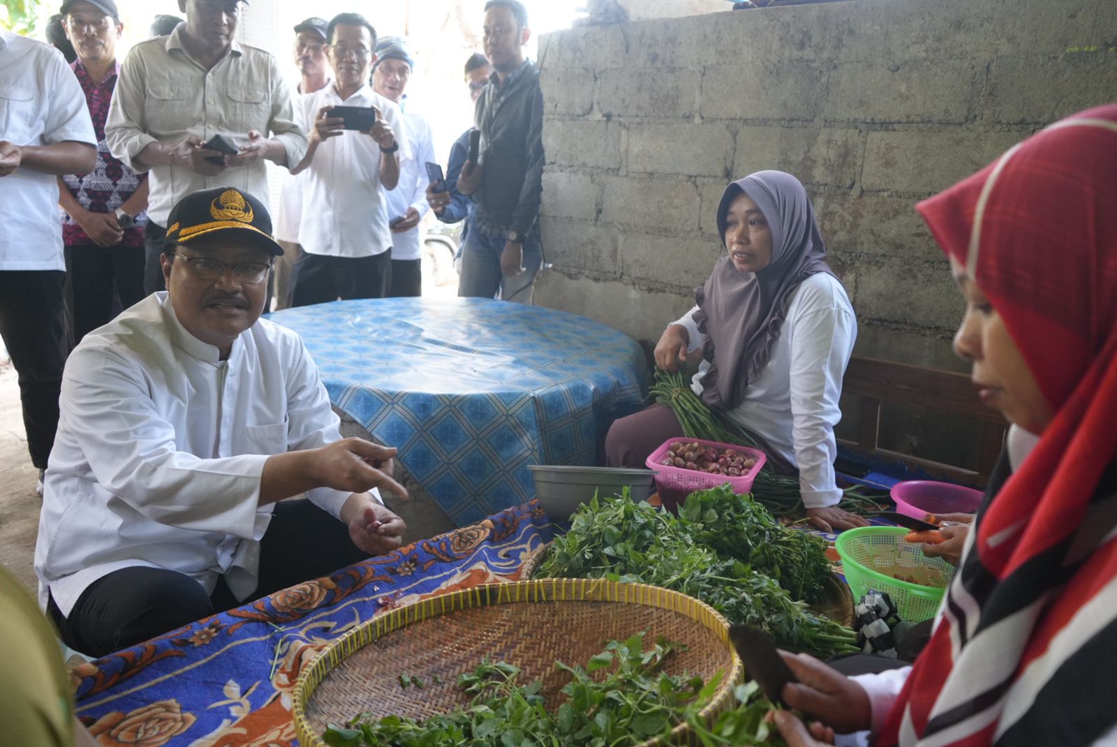 Social Affairs Minister Checks Elderly Food Program in Semarang Regency