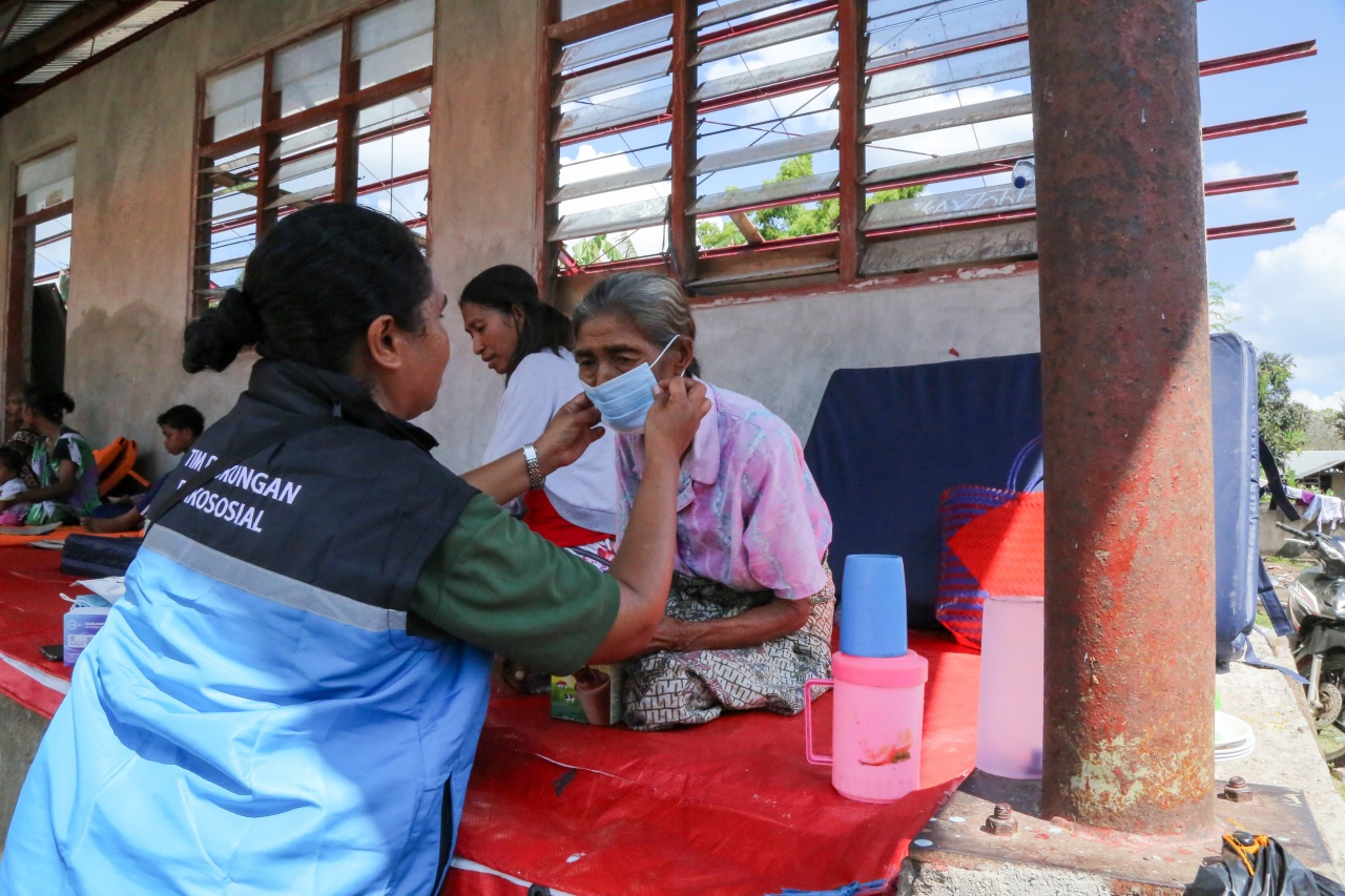 Anticipating the Dangers of Volcanic Ash, MoSA Distributes Masks