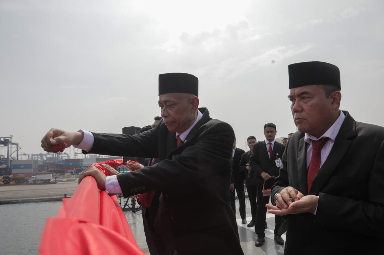 Commemorating Heroes' Day, Vice Minister of Social Affairs Agus Jabo Attends Flower-Laying Ceremony in Jakarta Bay Waters