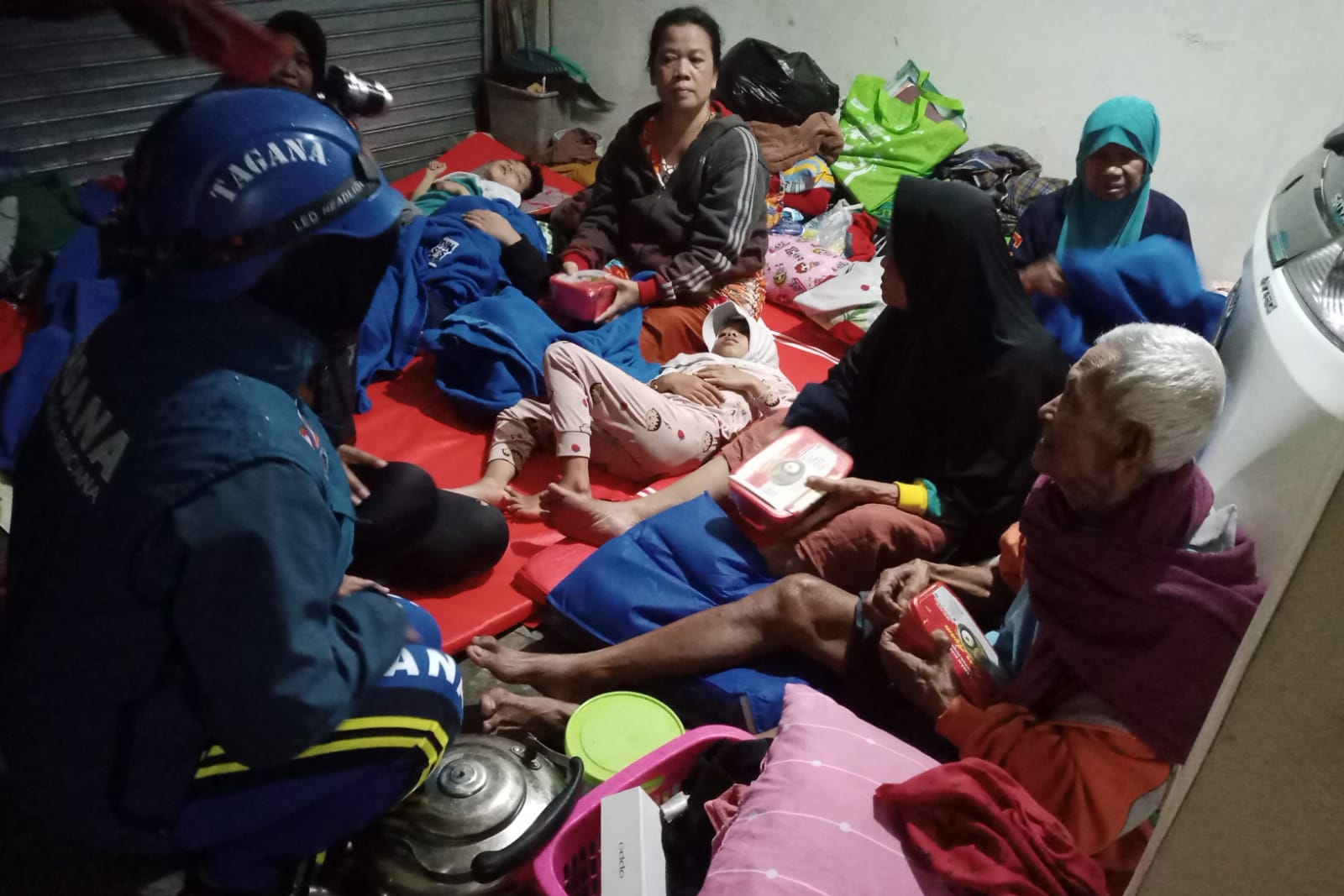 Kemensos Salurkan Bantuan Logistik bagi Penyintas Banjir Bandang di Sukabumi