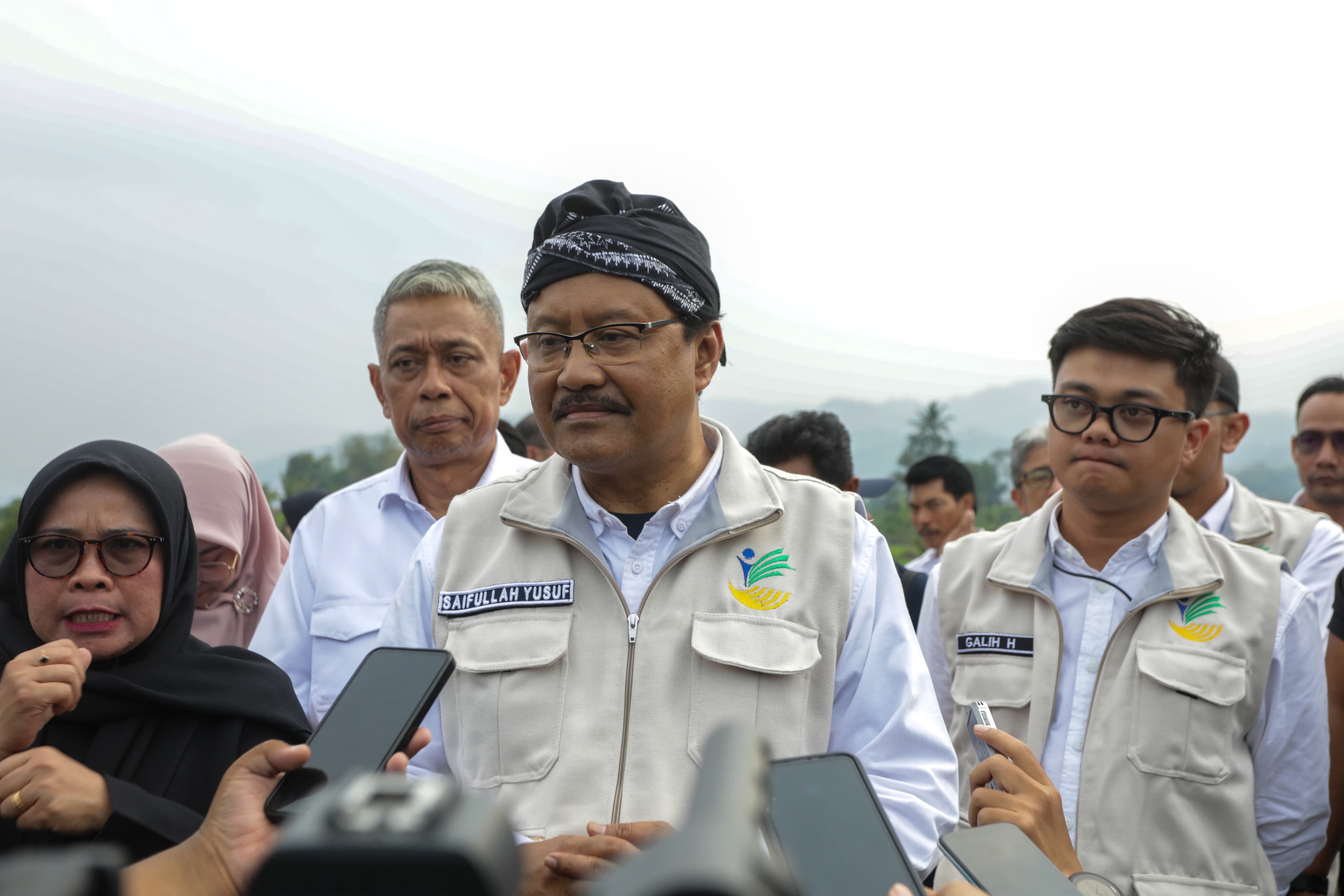 Tinjau Lahan Pertanian untuk Kampus II Poltekesos, Gus Ipul Bagikan Bantuan untuk Petani