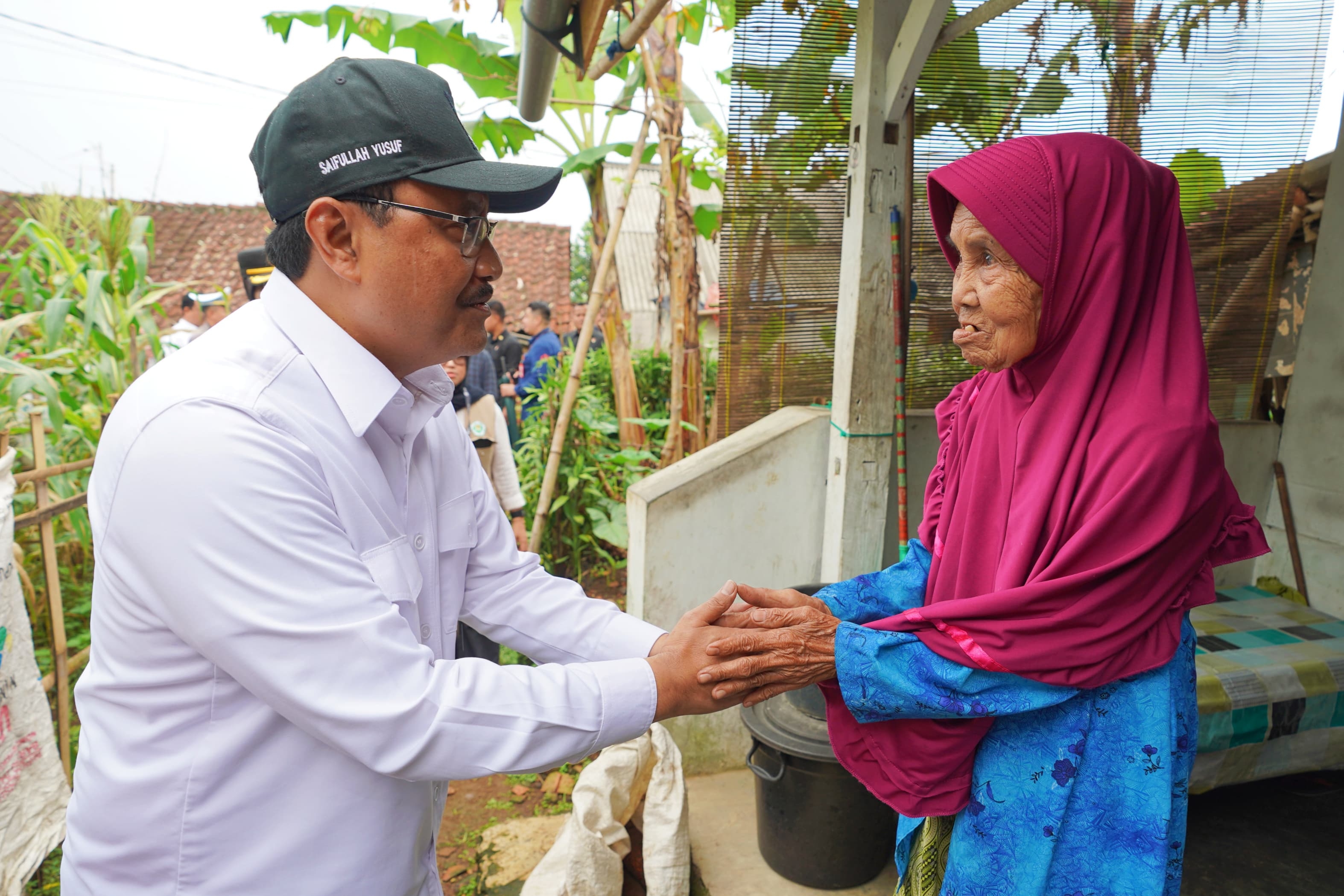 Bertemu Pokmas di Sukabumi, Gus Ipul Antarkan Bantuan Makanan Langsung untuk Nek Endah