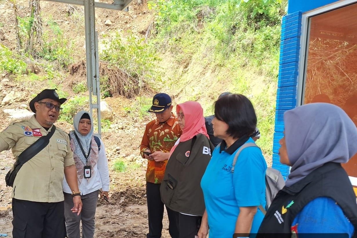 Kemensos Dirikan Dapur Umum dan Beri Santunan Korban Longsor Purworejo