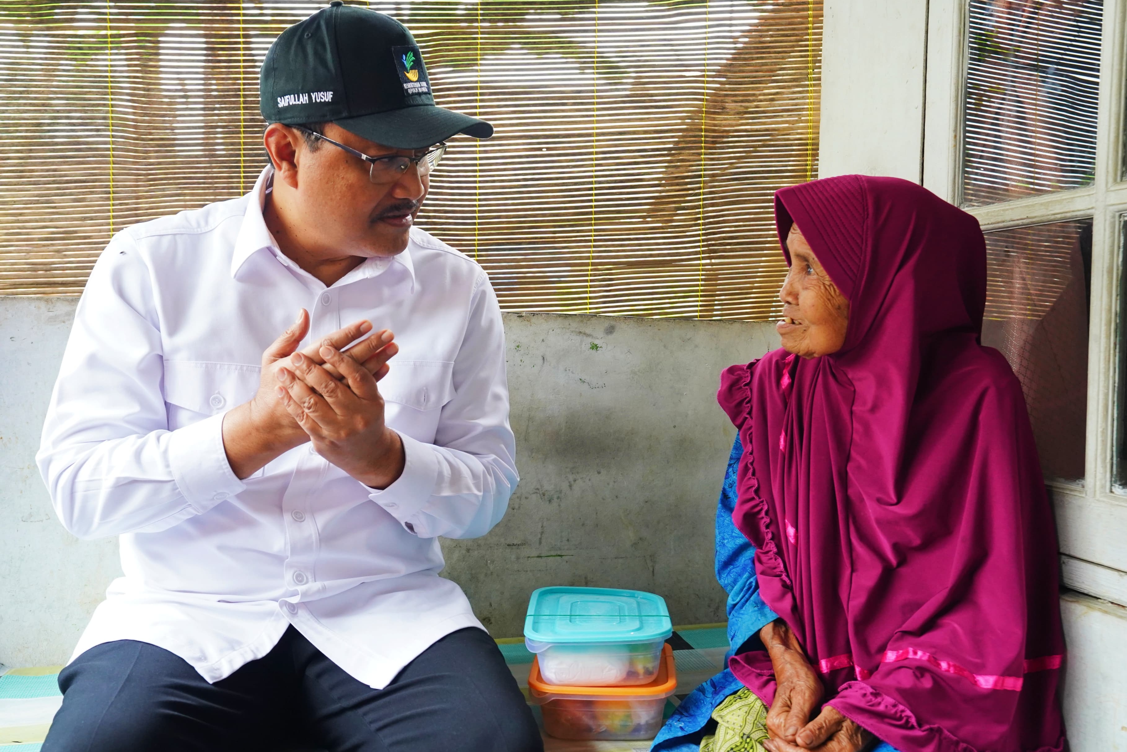 Minister of Social Affairs Saifullah Yusuf Reviews the Performance of the Kadudampit Gesit Community Group in Sukabumi