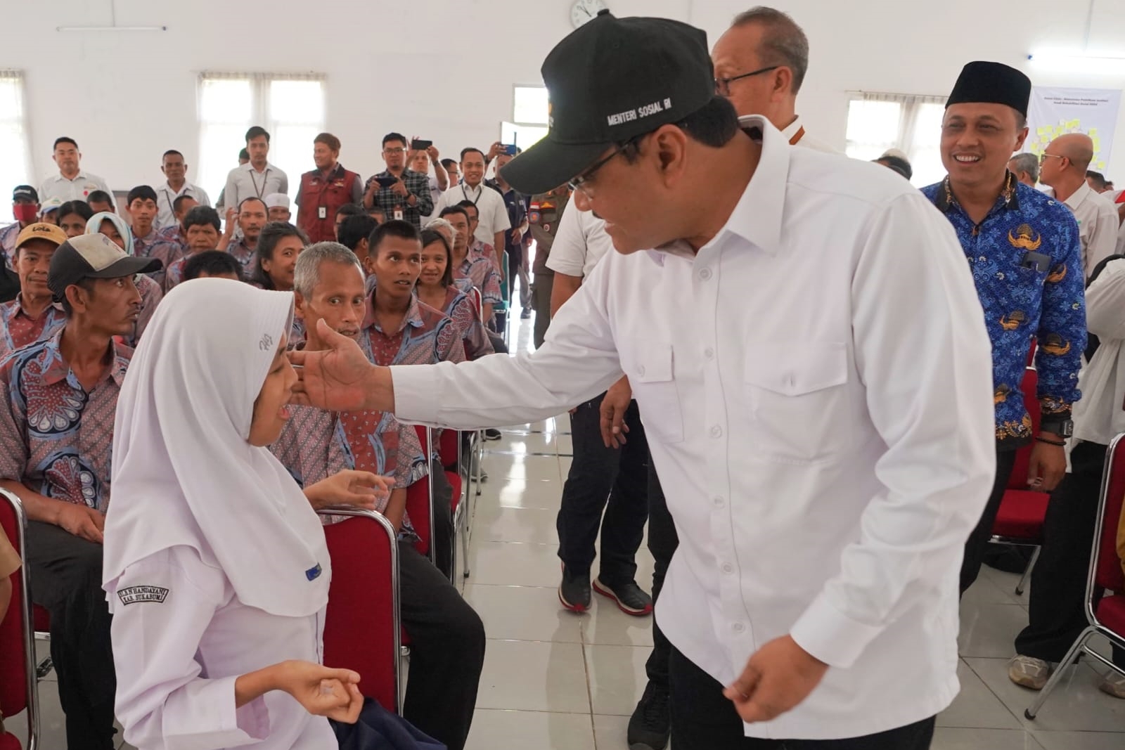 Minister of Social Affairs Delivers Assistance to the Elderly and Persons with Disabilities in Sukabumi