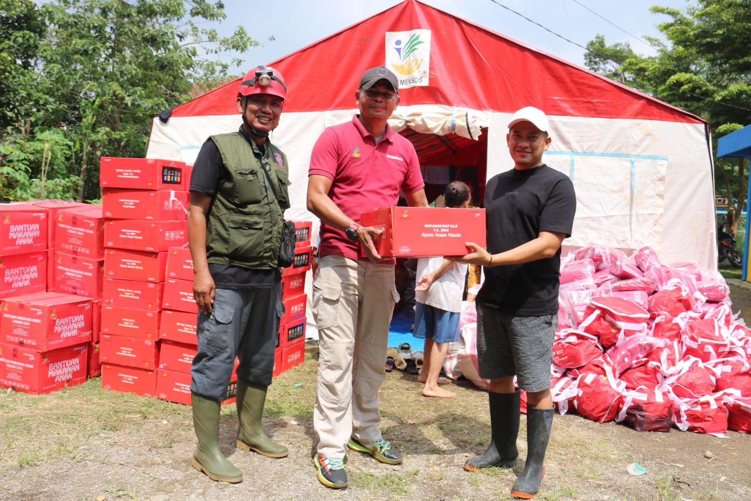 Kabupaten Bandung Dilanda Banjir dan Longsor, Kemensos Beri Bantuan dan Dirikan Tenda Pengungsian