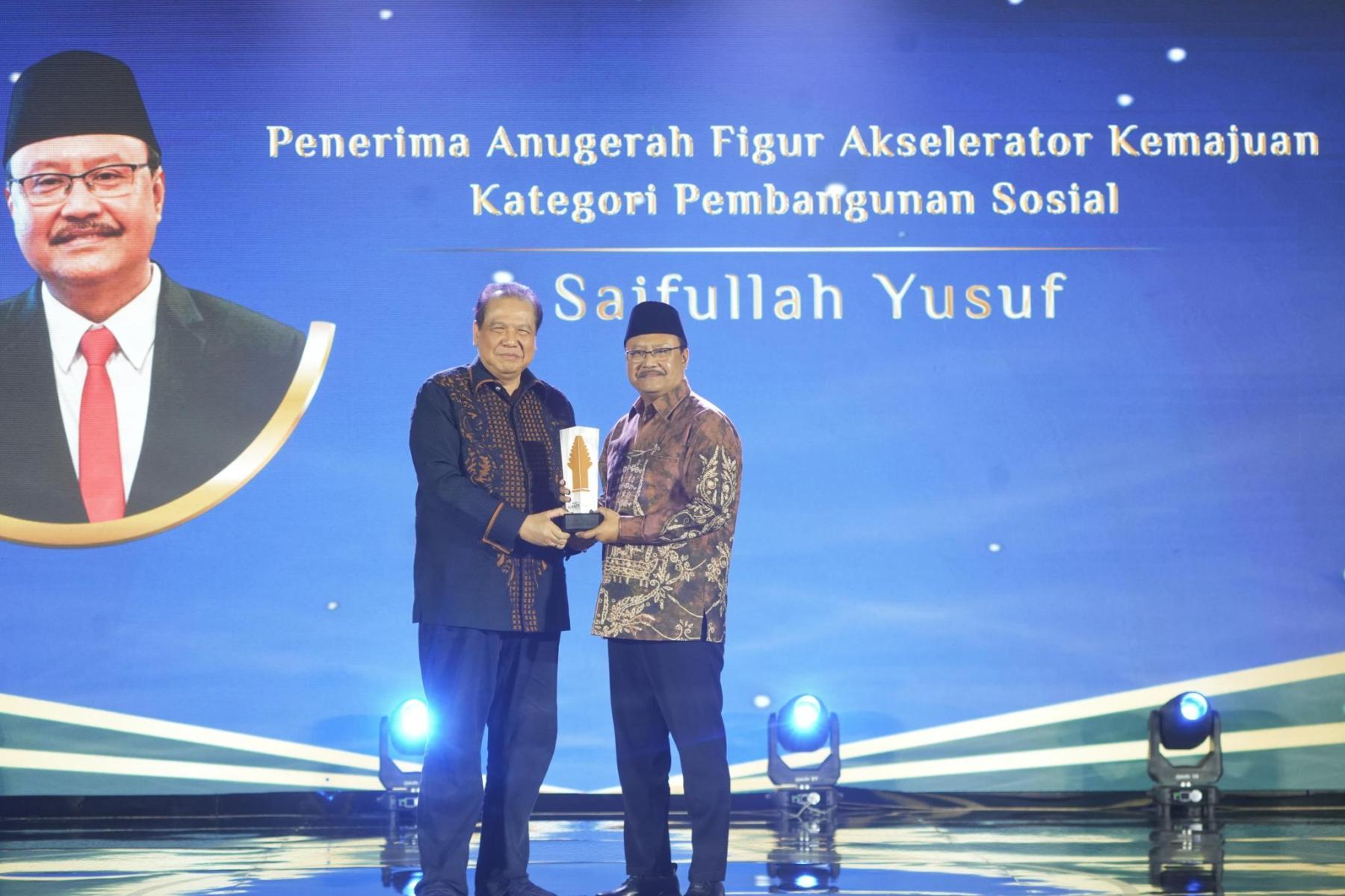 Gus Ipul Raih Anugerah Pembangunan Sosial di DetikJatim Awards 2024