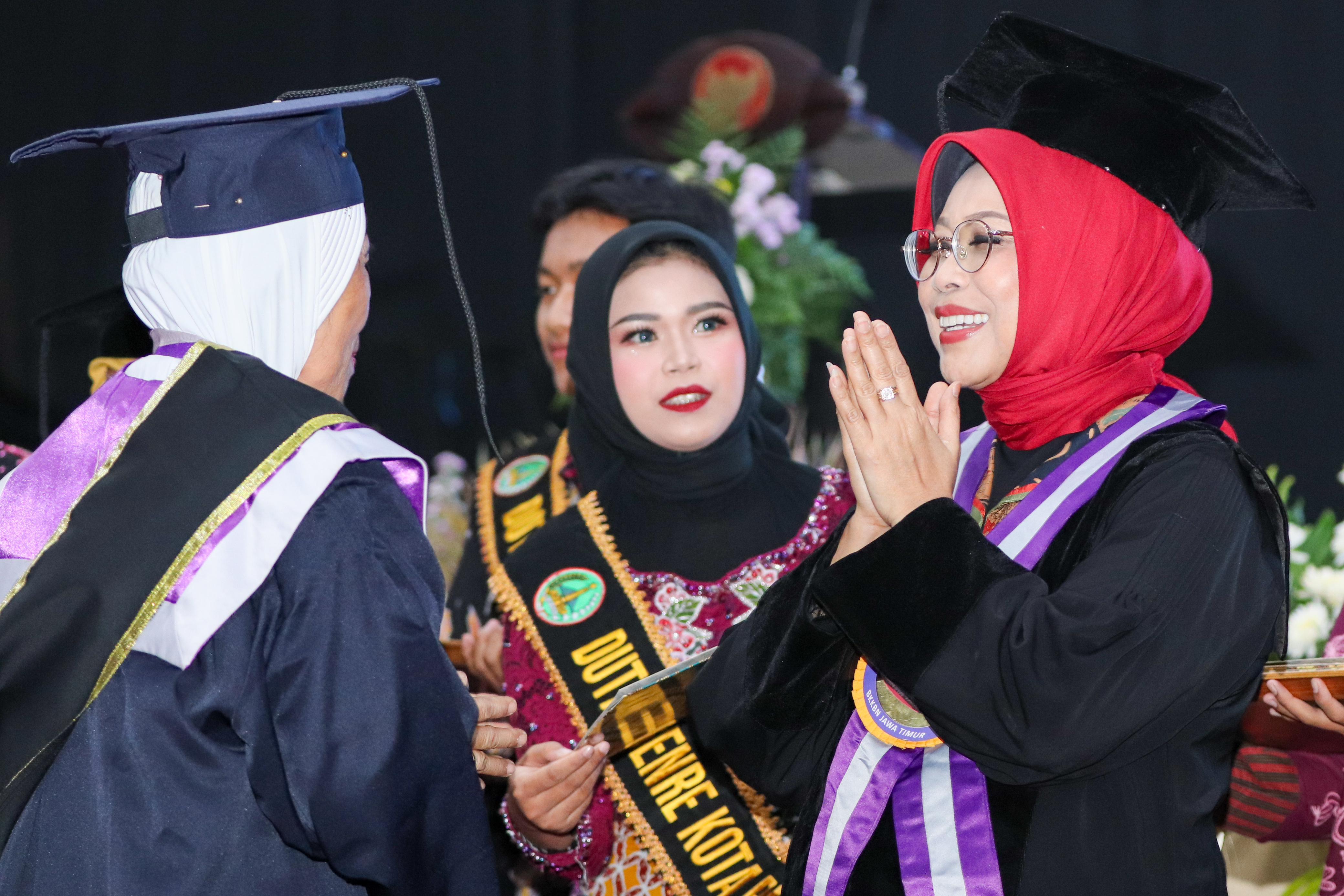 Penasihat DWP Kemensos Fatma Saifullah Yusuf Hadiri Wisuda Sekolah Lansia Tangguh di Pasuruan