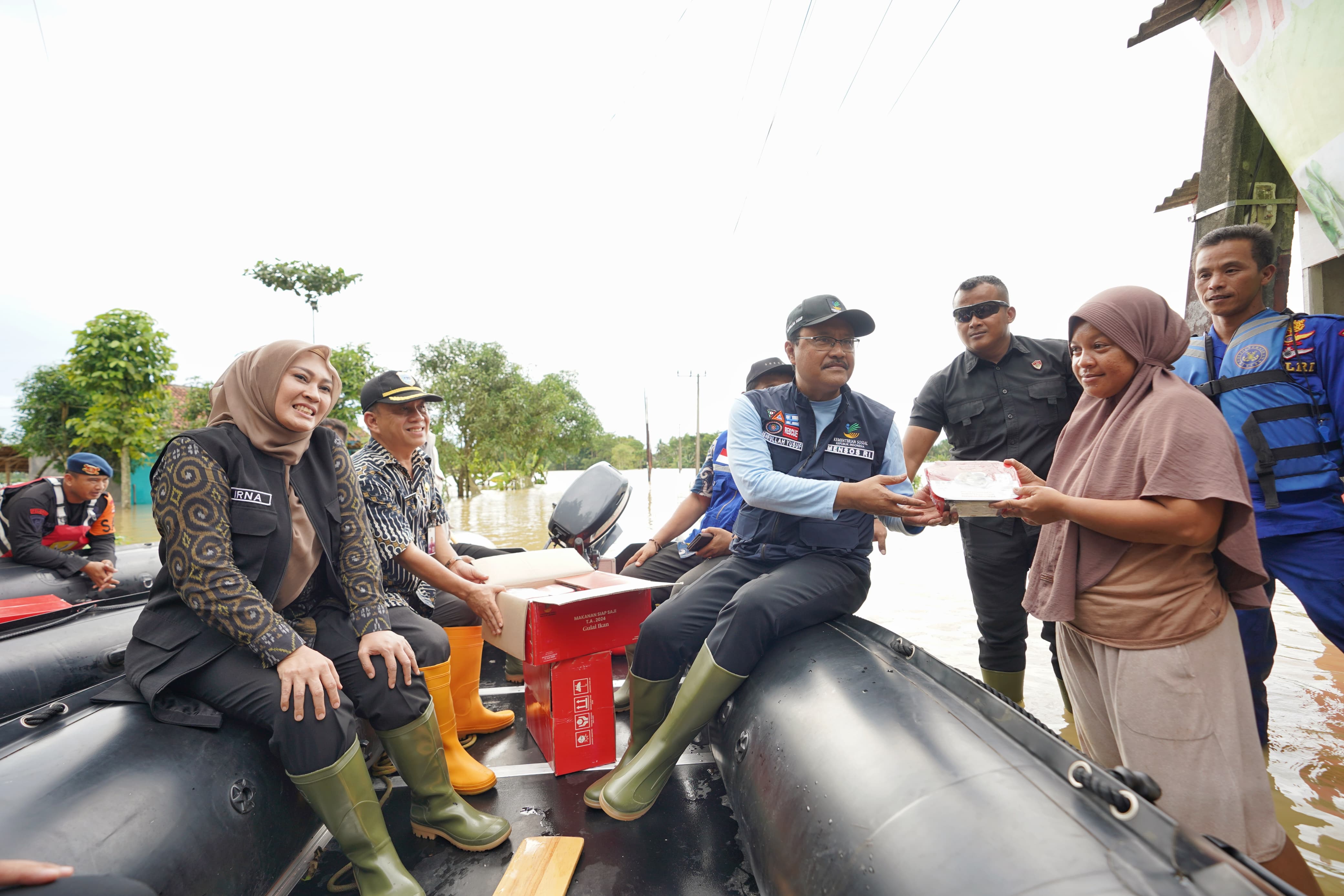 Naik Perahu Karet, Gus Ipul Salurkan Bantuan kepada Korban Banjir Pandeglang