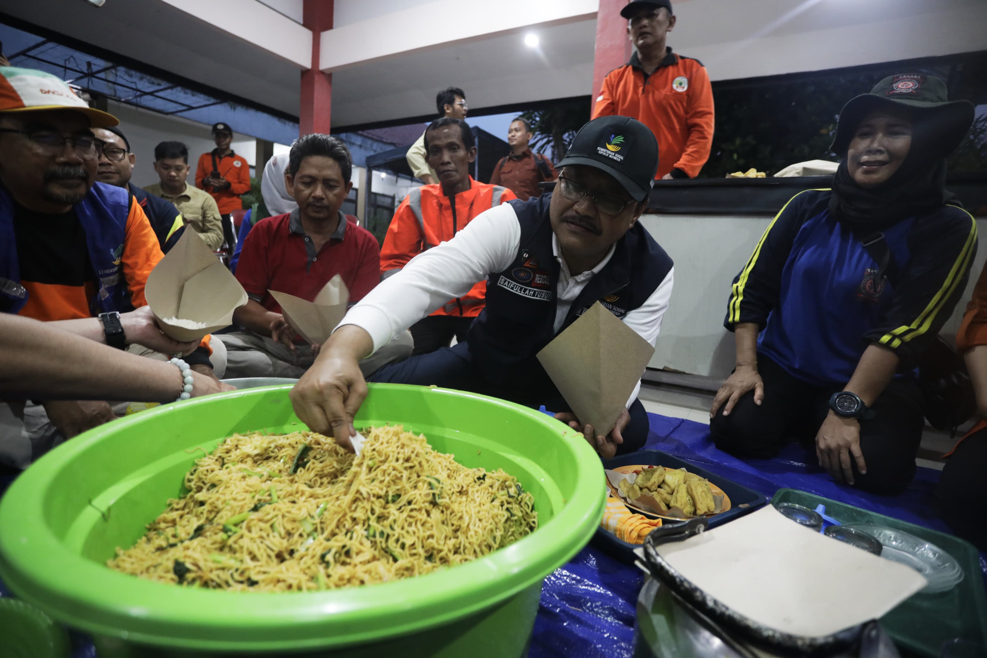 Momen Gus Ipul Unboxing Logistik Kemensos di hadapan Relawan Bencana Banjir Sidoarjo