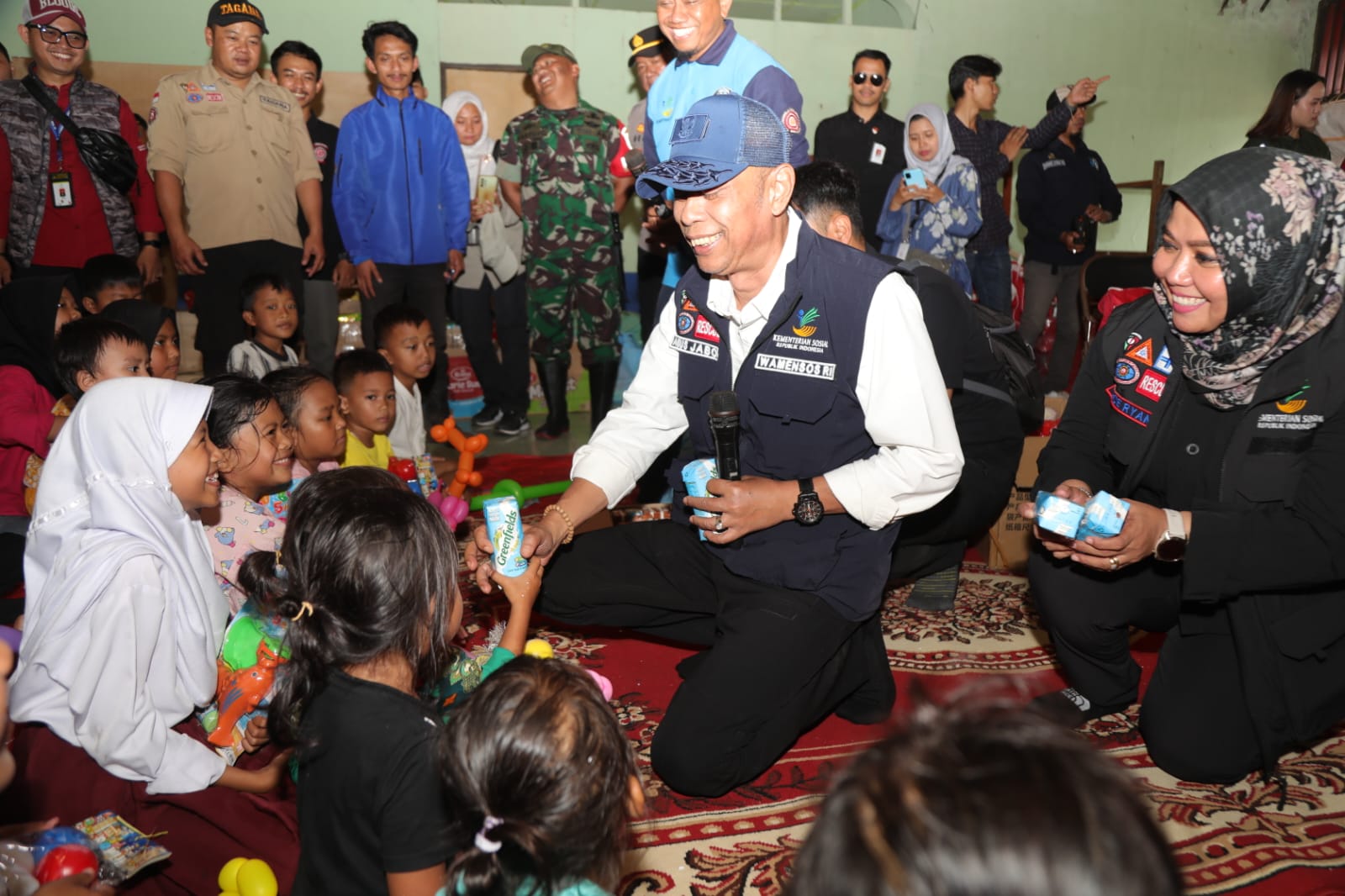 Wamensos Agus Jabo Beri Bantuan Logistik dan Santunan Warga Terdampak Longsor dan Pergeseran Tanah di Cianjur