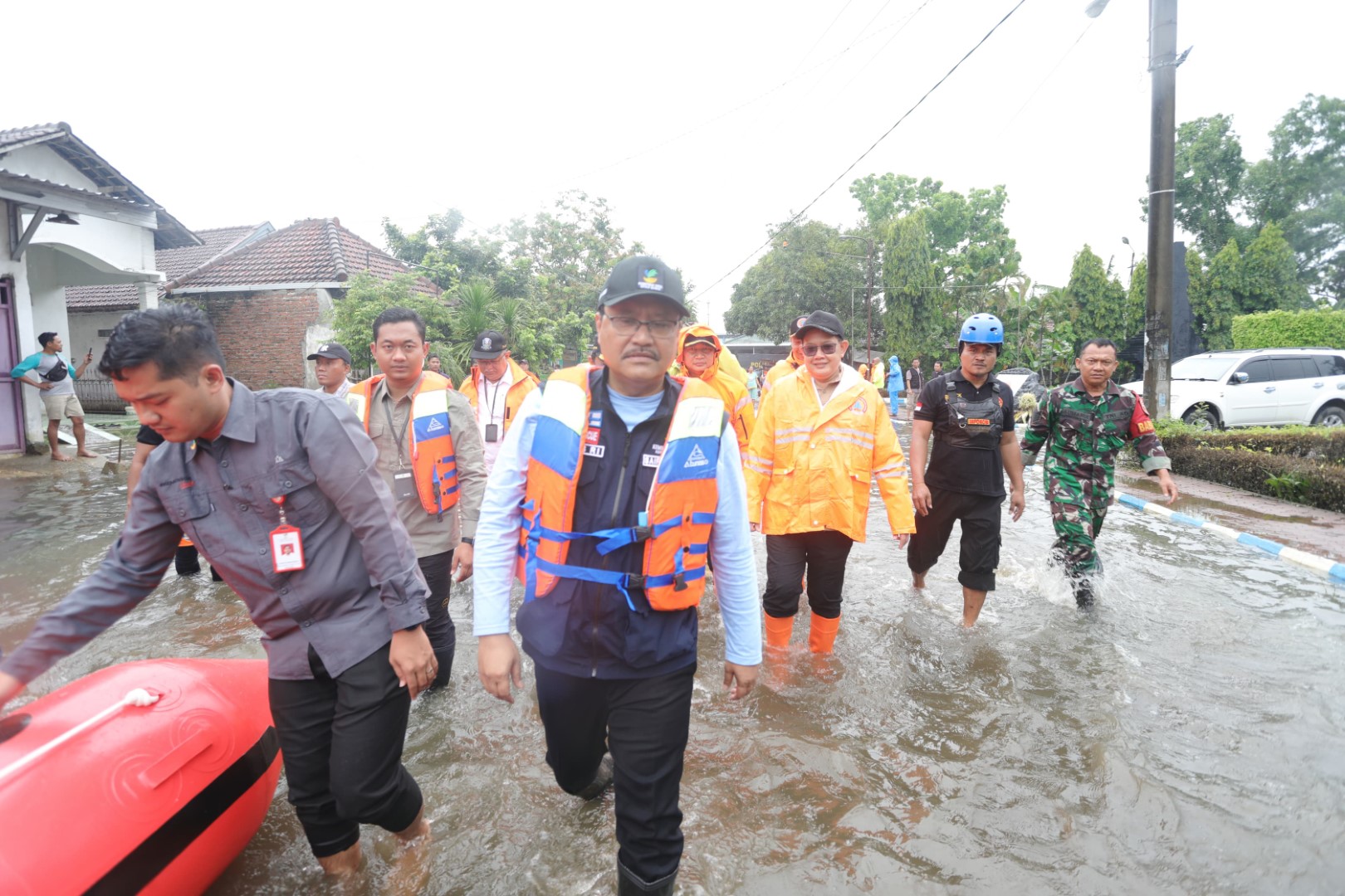 Tinjau Banjir Jombang-Mojokerto, Gus Ipul Minta Pengungsi Dilayani dengan Baik